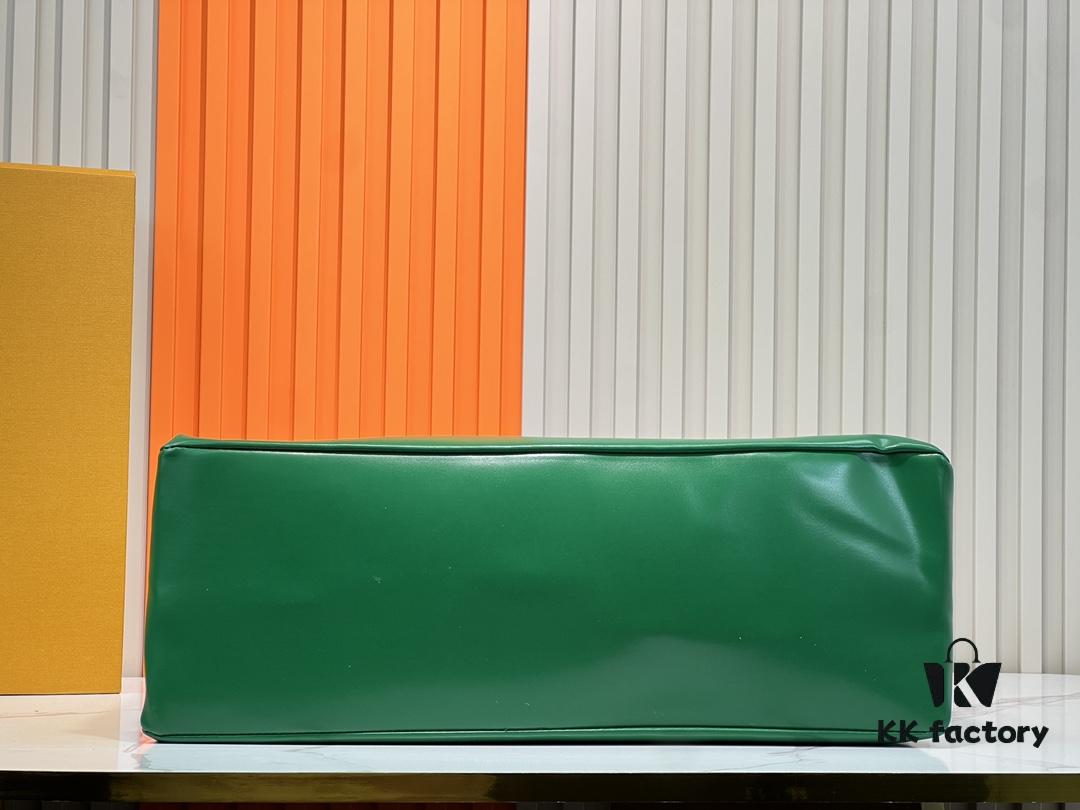 M24457 M24475 This Medium-Sized Shopper Handbag Draws Inspiration from Louis Vuitton's Shopping Bag