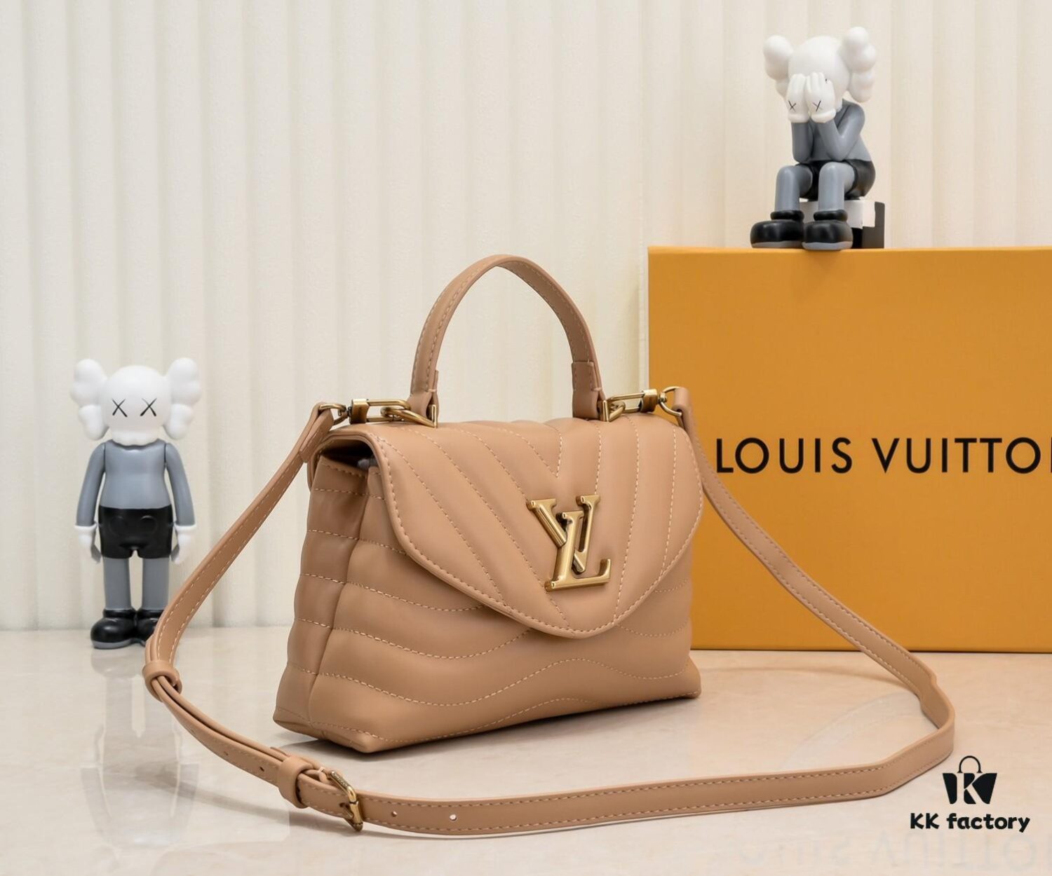 Exclusive Real Photo - Upgraded Version ‼️⭐️ M21720 Black, M21797 White ⭐️ This Hold Me Handbag is a new addition to Louis Vuitton's iconic New Wave quilted leather goods collection, featuring a refined silhouette and comfortable carry. The smooth-textured body is accented with an elegant LV metal clasp. The detachable and adjustable leather strap enhances the bag’s versatility.