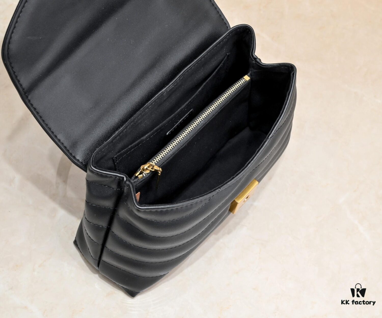 Exclusive Real Photo - Upgraded Version ‼️⭐️ M21720 Black, M21797 White ⭐️ This Hold Me Handbag is a new addition to Louis Vuitton's iconic New Wave quilted leather collection, featuring an exquisite design and comfortable carry. The smooth-textured body is accented with an elegant LV metal clasp. The detachable and adjustable leather strap enhances the bag’s versatility.