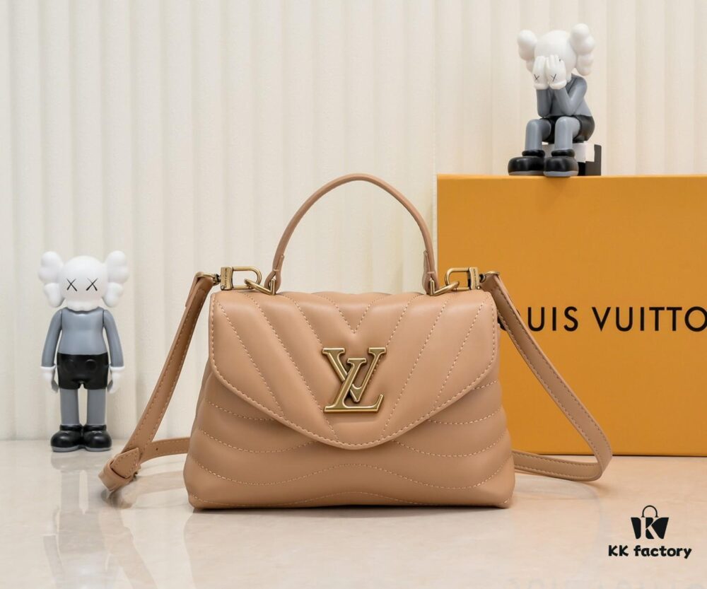Exclusive Real Photo - Upgraded Version ‼️⭐️ M21720 Black, M21797 White ⭐️ This Hold Me Handbag is a new addition to Louis Vuitton's iconic New Wave quilted leather goods collection, featuring a refined silhouette and comfortable carry. The smooth-textured body is accented with an elegant LV metal clasp. The detachable and adjustable leather strap enhances the bag’s versatility.