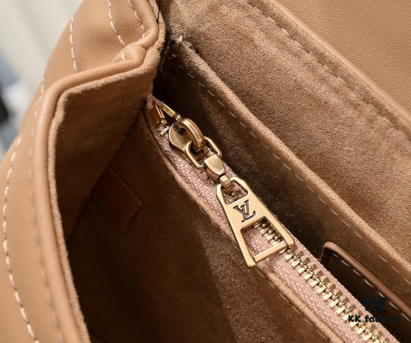 Exclusive Real Photo - Upgraded Version ‼️⭐️ M21720 Black, M21797 White ⭐️ This Hold Me Handbag is a new addition to Louis Vuitton's iconic New Wave quilted leather goods collection, featuring a refined silhouette and comfortable carry. The smooth-textured body is accented with an elegant LV metal clasp. The detachable and adjustable leather strap enhances the bag’s versatility.