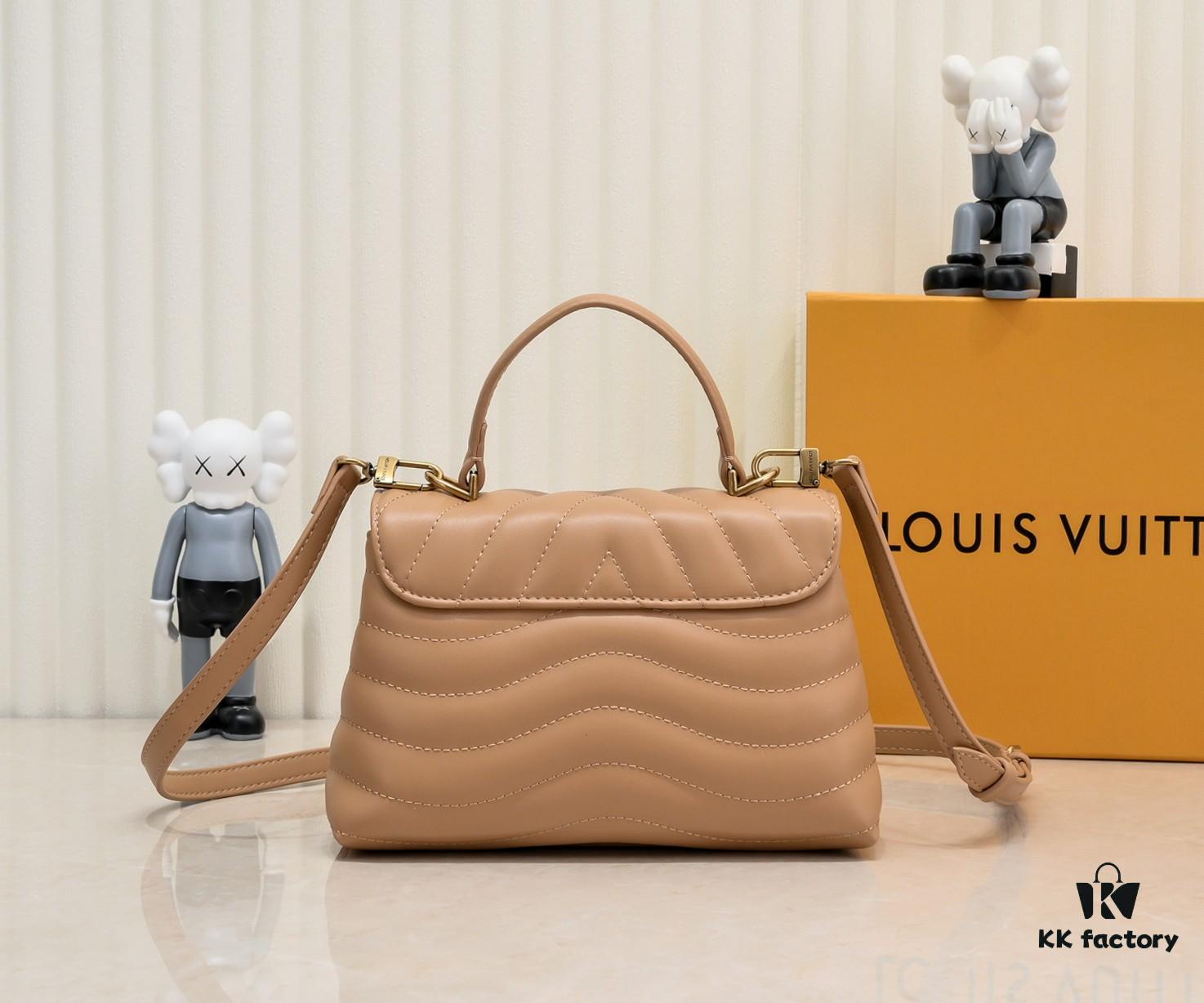 Exclusive Real Photo - Upgraded Version ‼️⭐️ M21720 Black, M21797 White ⭐️ This Hold Me Handbag is a new addition to Louis Vuitton's iconic New Wave quilted leather goods collection, featuring a refined silhouette and comfortable carry. The smooth-textured body is accented with an elegant LV metal clasp. The detachable and adjustable leather strap enhances the bag’s versatility.