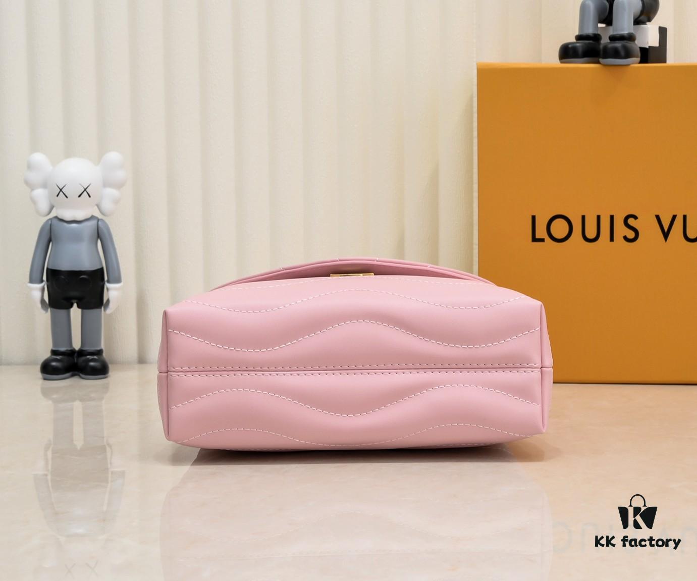 Exclusive Real Photo - Upgraded Version ‼️⭐️ M21720 Black, M21797 White ⭐️ This Hold Me Handbag is a new addition to Louis Vuitton's iconic New Wave quilted leather collection, featuring a refined silhouette and comfortable carry. The smooth-textured body is adorned with an elegant LV metal clasp. The detachable and adjustable leather strap enhances the bag’s versatility.