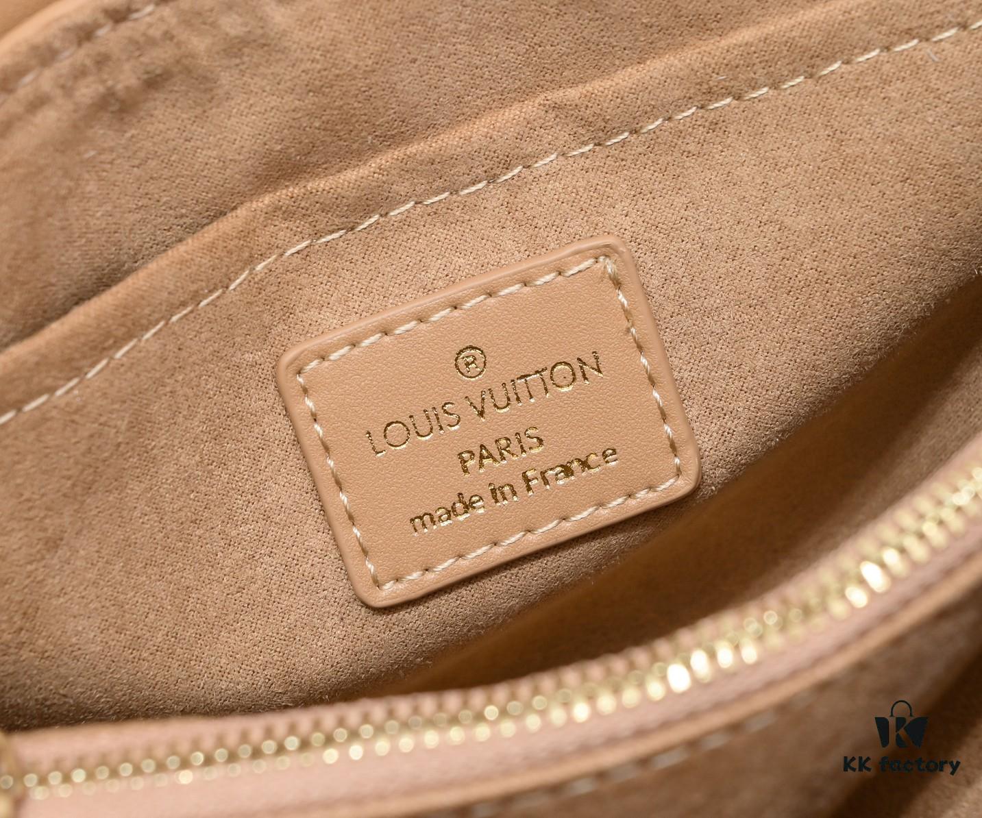 Exclusive Real Photo - Upgraded Version ‼️⭐️ M21720 Black, M21797 White ⭐️ This Hold Me Handbag is a new addition to Louis Vuitton's iconic New Wave quilted leather goods collection, featuring a refined silhouette and comfortable carry. The smooth-textured body is accented with an elegant LV metal clasp. The detachable and adjustable leather strap enhances the bag’s versatility.