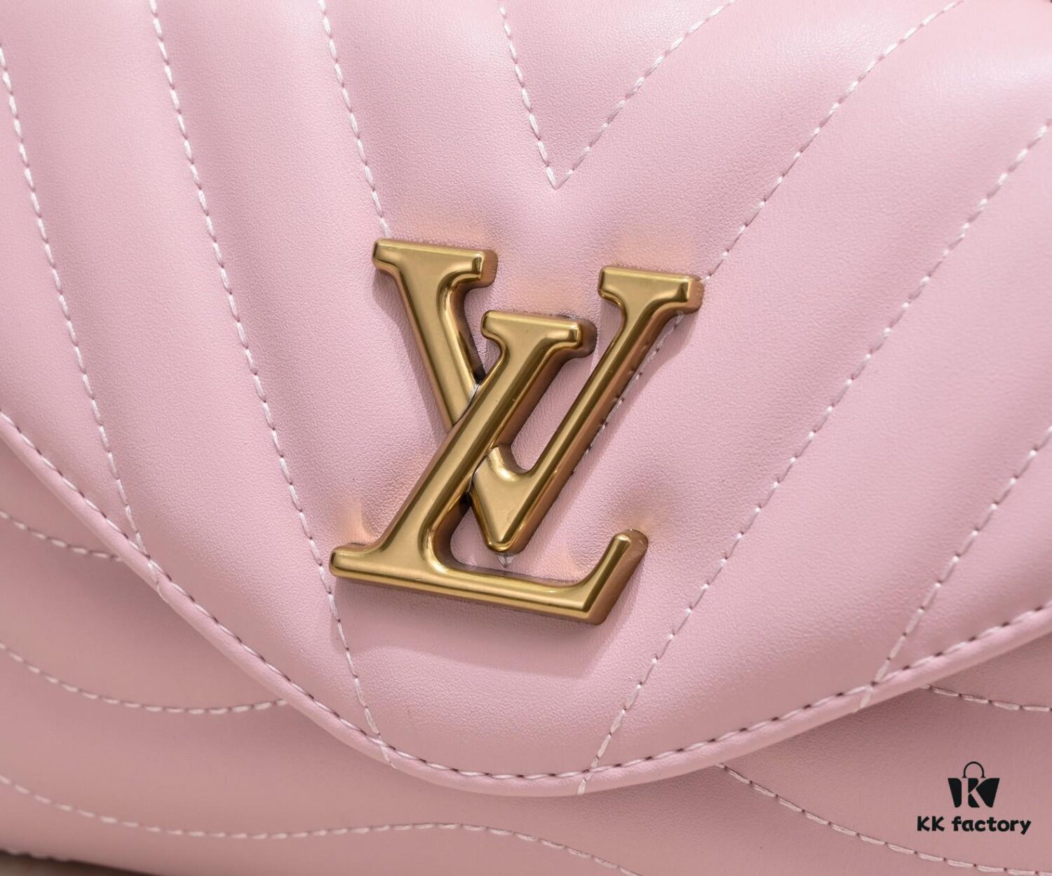 Exclusive Real Photo - Upgraded Version ‼️⭐️ M21720 Black, M21797 White ⭐️ This Hold Me Handbag is a new addition to Louis Vuitton's iconic New Wave quilted leather collection, featuring a refined silhouette and comfortable carry. The smooth-textured body is adorned with an elegant LV metal clasp. The detachable and adjustable leather strap enhances the bag’s versatility.