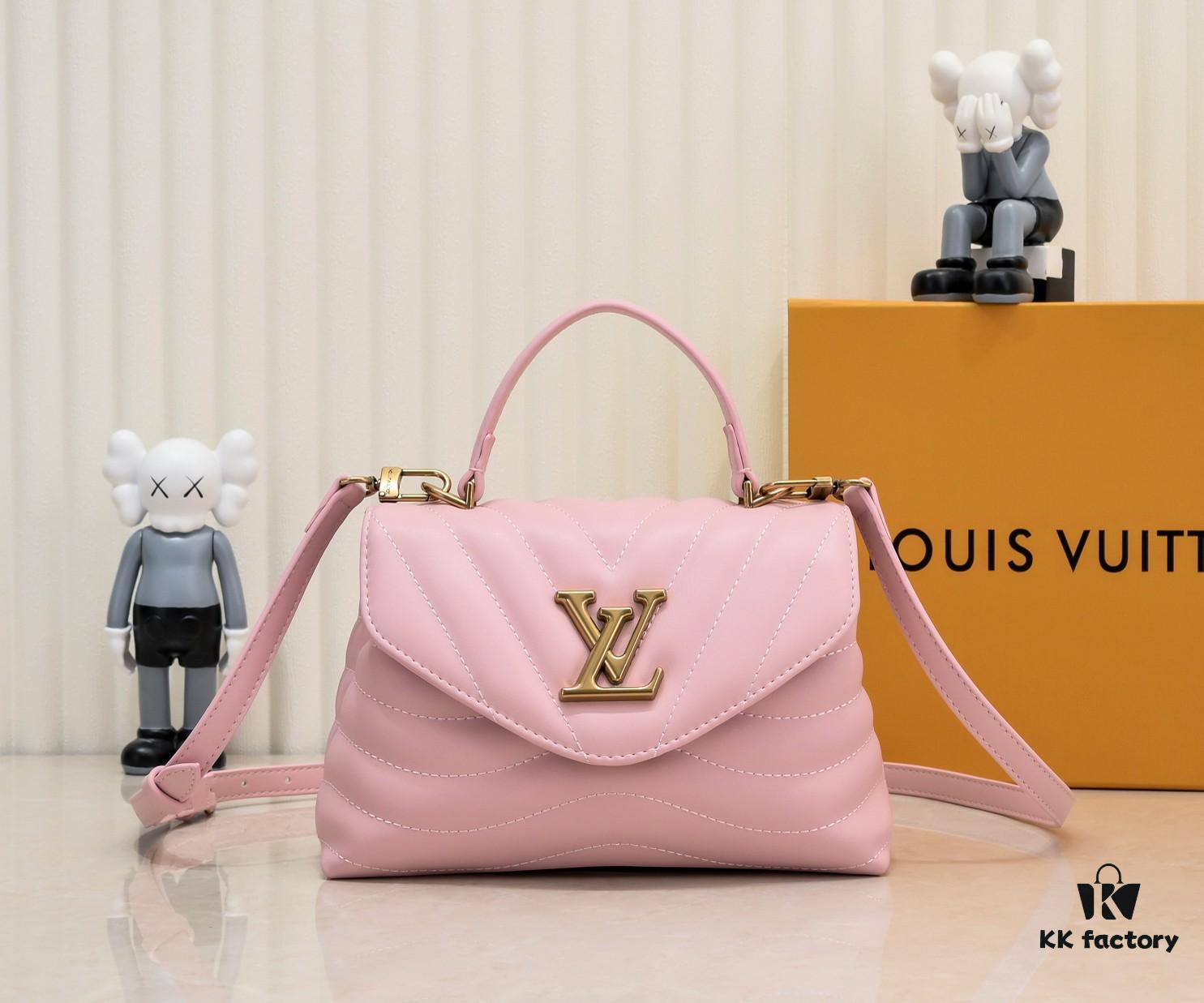 Exclusive Real Photo - Upgraded Version ‼️⭐️ M21720 Black, M21797 White ⭐️ This Hold Me Handbag is a new addition to Louis Vuitton's iconic New Wave quilted leather collection, featuring a refined silhouette and comfortable carry. The smooth-textured body is adorned with an elegant LV metal clasp. The detachable and adjustable leather strap enhances the bag’s versatility.