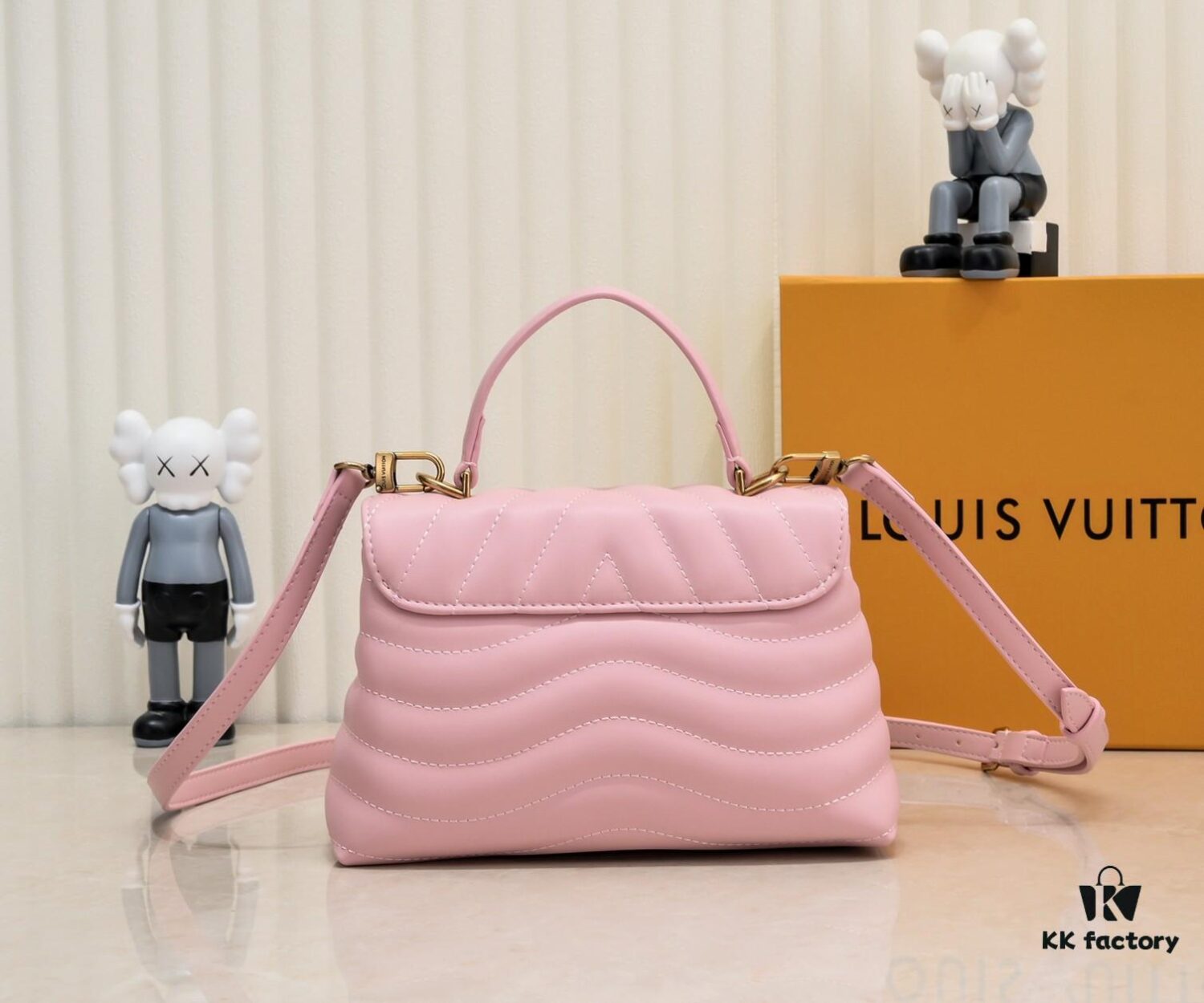 Exclusive Real Photo - Upgraded Version ‼️⭐️ M21720 Black, M21797 White ⭐️ This Hold Me Handbag is a new addition to Louis Vuitton's iconic New Wave quilted leather collection, featuring a refined silhouette and comfortable carry. The smooth-textured body is adorned with an elegant LV metal clasp. The detachable and adjustable leather strap enhances the bag’s versatility.