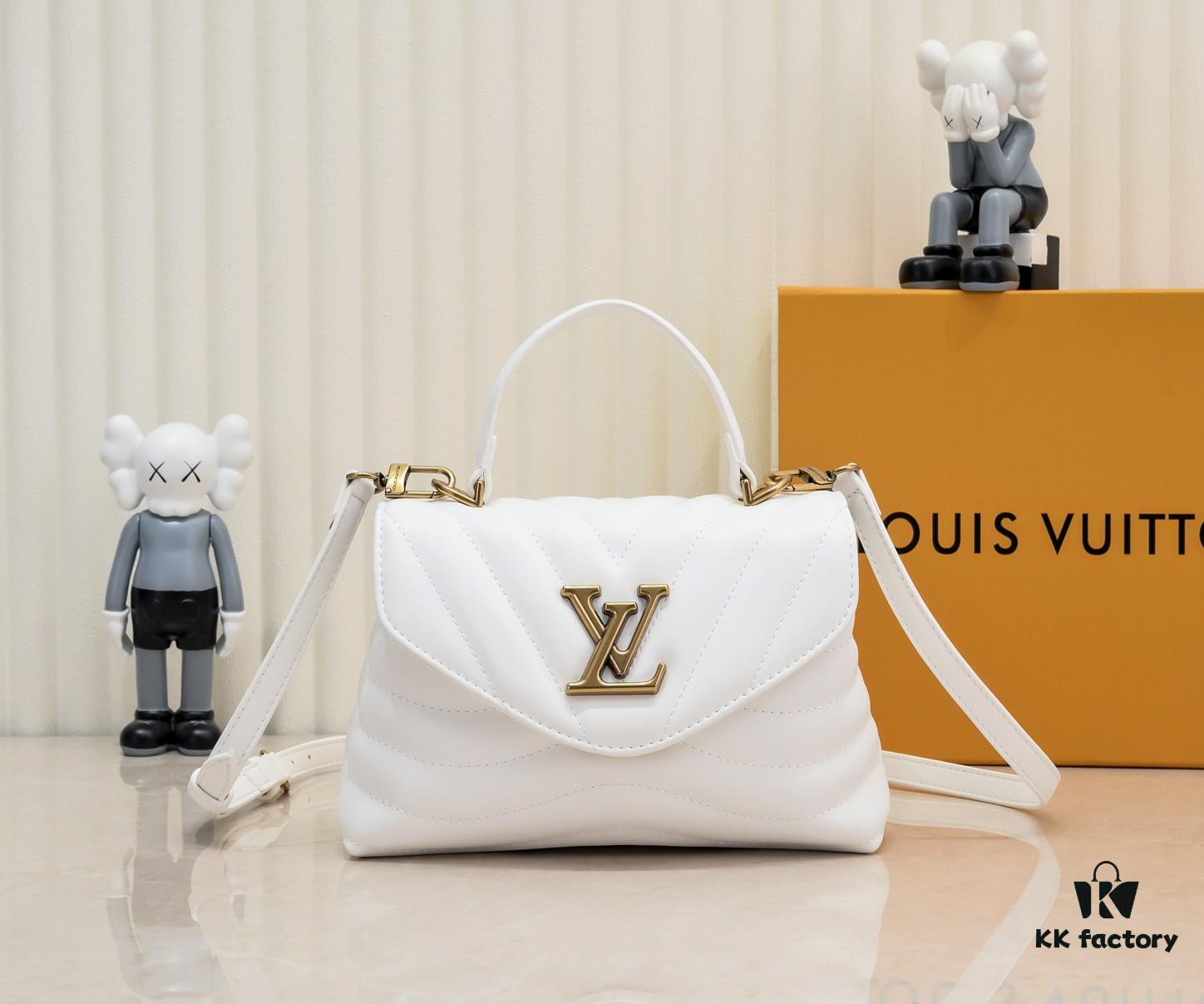Exclusive Real Shot - Upgraded Version ‼️⭐️ M21720 Black, M21797 White ⭐️ This Hold Me Handbag is a new addition to Louis Vuitton's iconic New Wave quilted leather collection, featuring a refined silhouette and comfortable carry. The smooth-textured body is accented with an elegant LV metal clasp. An detachable and adjustable leather strap enhances the bag’s versatility.