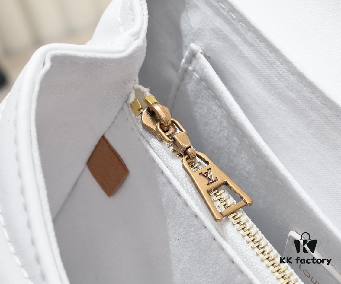 Exclusive Real Shot - Upgraded Version ‼️⭐️ M21720 Black, M21797 White ⭐️ This Hold Me Handbag is a new addition to Louis Vuitton's iconic New Wave quilted leather collection, featuring a refined silhouette and comfortable carry. The smooth-textured body is accented with an elegant LV metal clasp. An detachable and adjustable leather strap enhances the bag’s versatility.