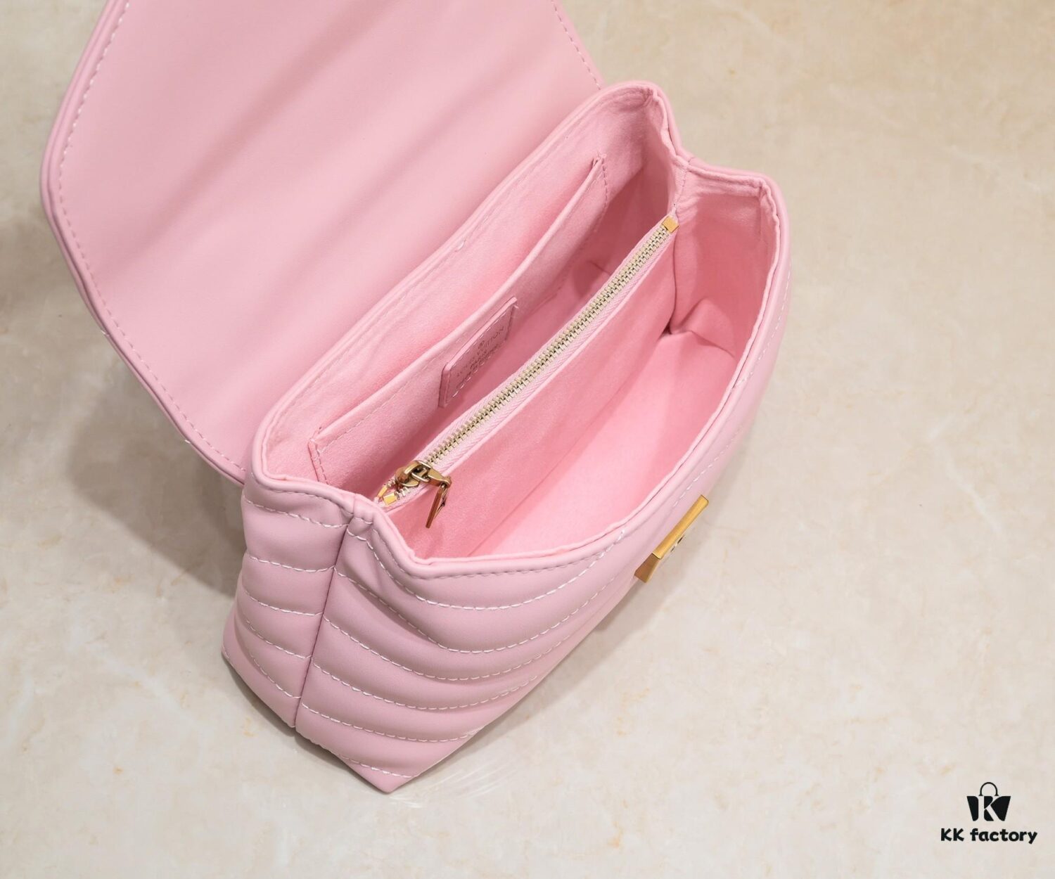 Exclusive Real Photo - Upgraded Version ‼️⭐️ M21720 Black, M21797 White ⭐️ This Hold Me Handbag is a new addition to Louis Vuitton's iconic New Wave quilted leather collection, featuring a refined silhouette and comfortable carry. The smooth-textured body is adorned with an elegant LV metal clasp. The detachable and adjustable leather strap enhances the bag’s versatility.