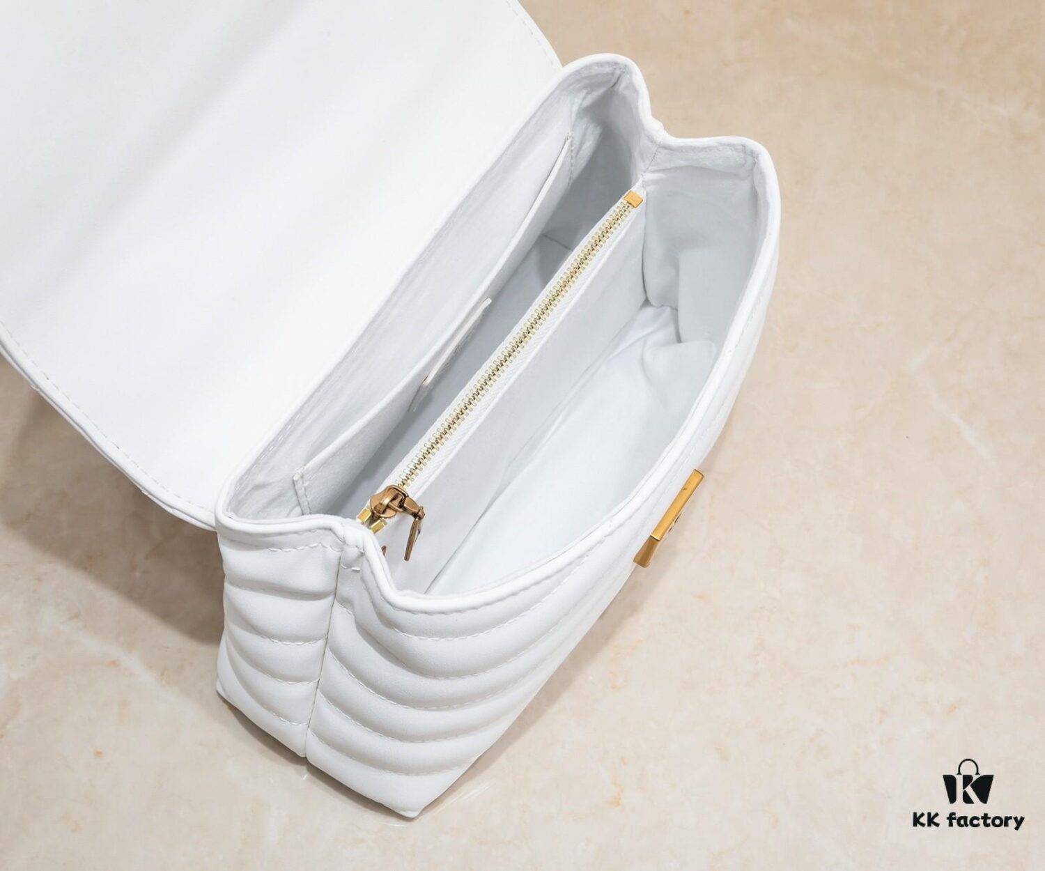 Exclusive Real Shot - Upgraded Version ‼️⭐️ M21720 Black, M21797 White ⭐️ This Hold Me Handbag is a new addition to Louis Vuitton's iconic New Wave quilted leather collection, featuring a refined silhouette and comfortable carry. The smooth-textured body is accented with an elegant LV metal clasp. An detachable and adjustable leather strap enhances the bag’s versatility.