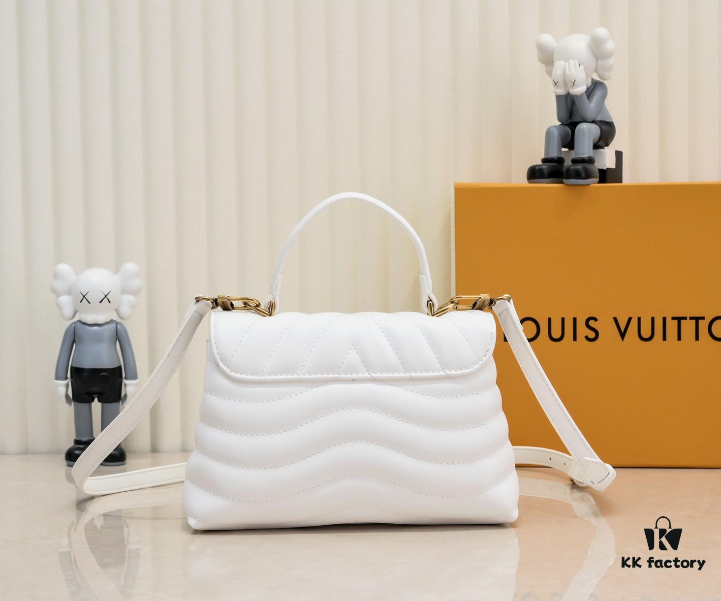 Exclusive Real Shot - Upgraded Version ‼️⭐️ M21720 Black, M21797 White ⭐️ This Hold Me Handbag is a new addition to Louis Vuitton's iconic New Wave quilted leather collection, featuring a refined silhouette and comfortable carry. The smooth-textured body is accented with an elegant LV metal clasp. An detachable and adjustable leather strap enhances the bag’s versatility.