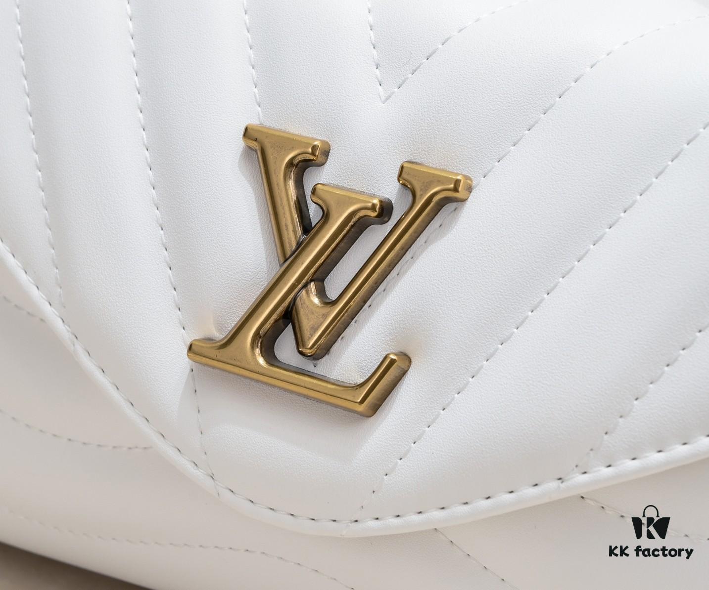 Exclusive Real Shot - Upgraded Version ‼️⭐️ M21720 Black, M21797 White ⭐️ This Hold Me Handbag is a new addition to Louis Vuitton's iconic New Wave quilted leather collection, featuring a refined silhouette and comfortable carry. The smooth-textured body is accented with an elegant LV metal clasp. An detachable and adjustable leather strap enhances the bag’s versatility.