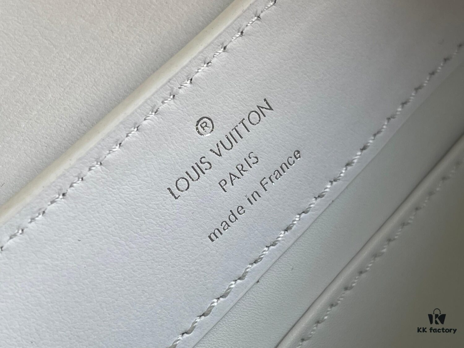 Top Grade Complete Packaging 【Premium Original Leather M22203💋 N93429 White Shiny Crocodile-Texture with Gold Clasp】