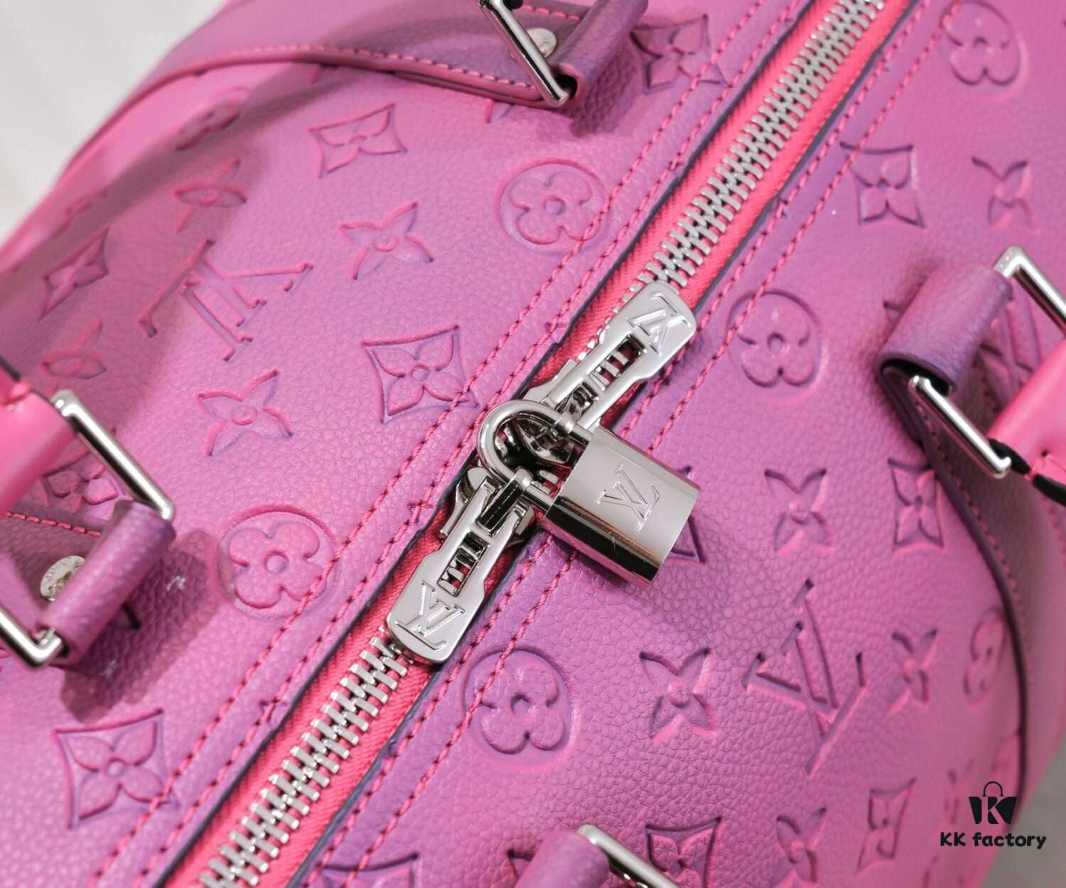 Louis Vuitton Keepall Bandoulière 40 in Taurillon Illusion Leather