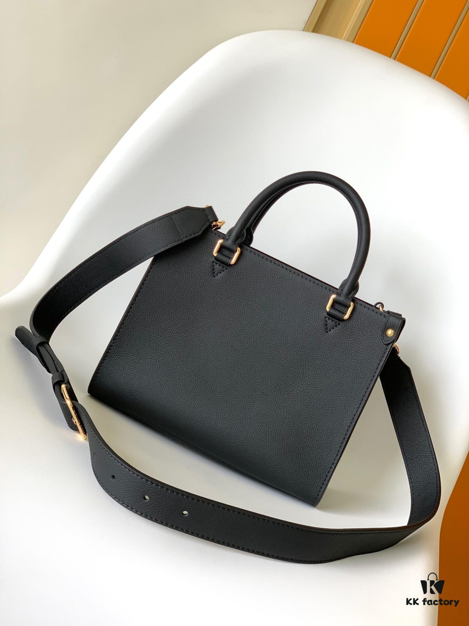 M23437 Beige M22311 Black M23637 Off-White Top Quality Original Order This Lock & Go Bag Conveys Fashion Style with Stylish Design and Exquisite Details