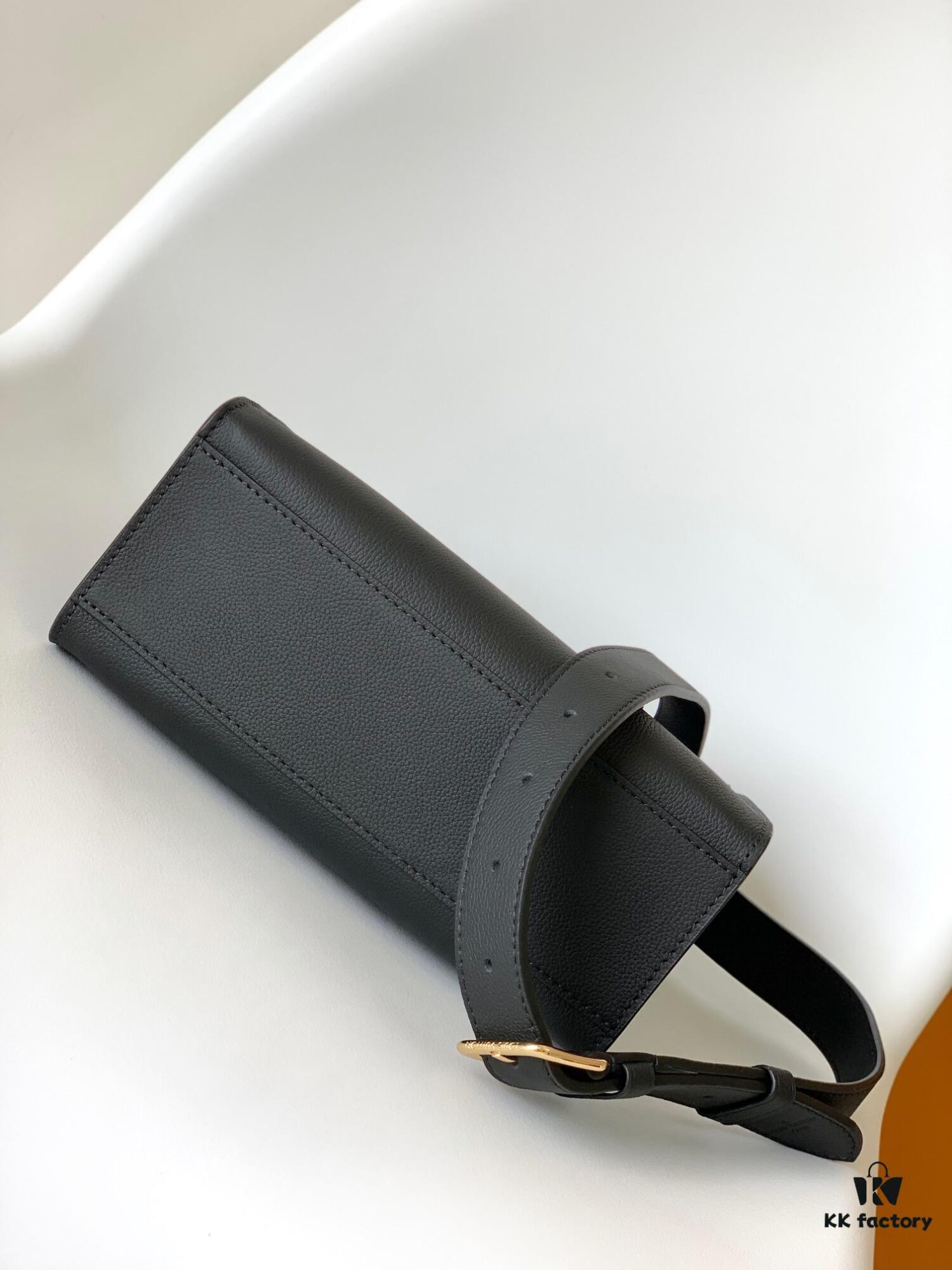 M23437 Beige M22311 Black M23637 Off-White Top Quality Original Order This Lock & Go Bag Conveys Fashion Style with Stylish Design and Exquisite Details