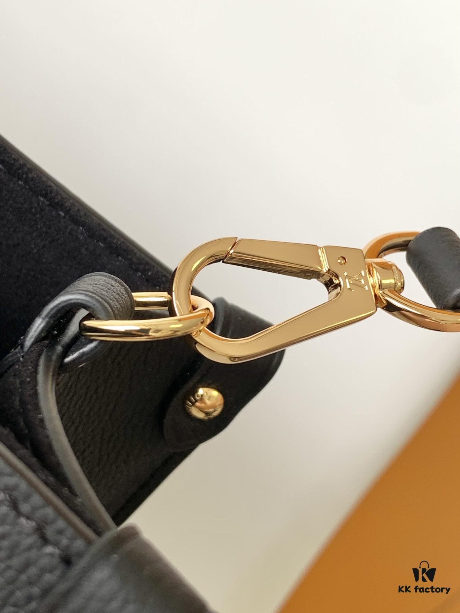 M23437 Beige M22311 Black M23637 Off-White Top Quality Original Order This Lock & Go Bag Conveys Fashion Style with Stylish Design and Exquisite Details