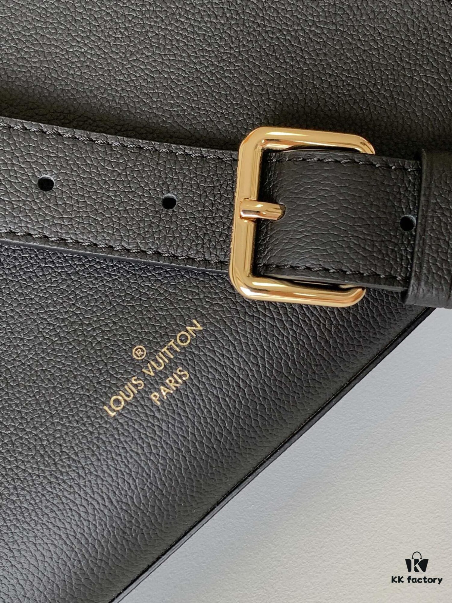 M23437 Beige M22311 Black M23637 Off-White Top Quality Original Order This Lock & Go Bag Conveys Fashion Style with Stylish Design and Exquisite Details