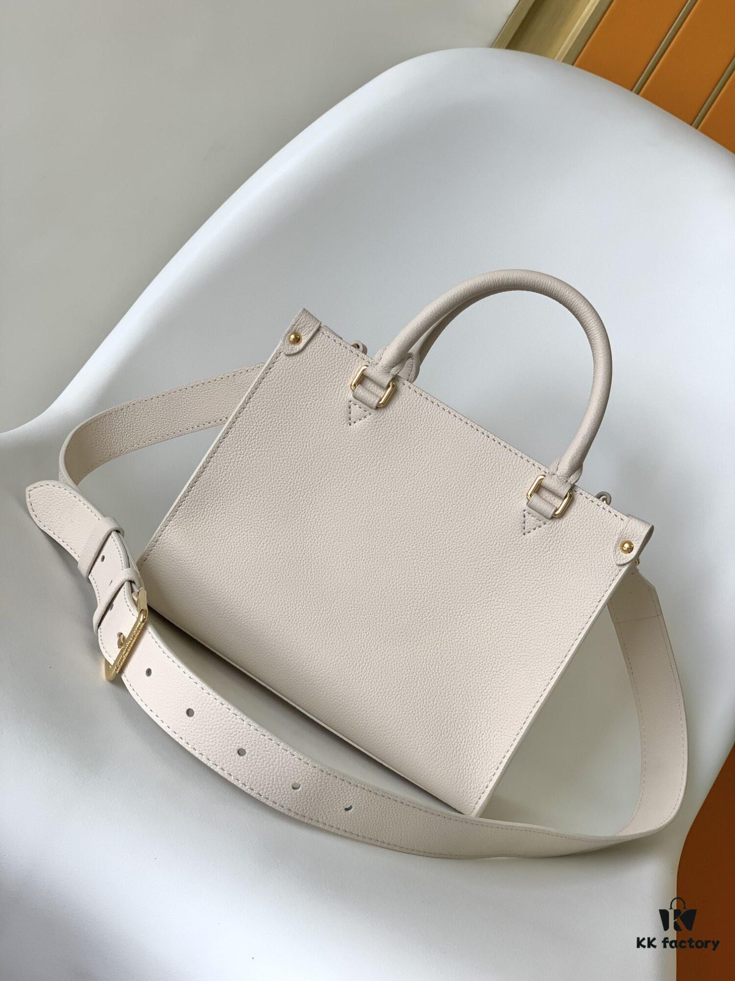 M23437 Beige M22311 Black M23637 Off-White Top-Quality Original Order This Lock & Go Handbag Conveys Fashion Trends with Stylish Design and Exquisite Details