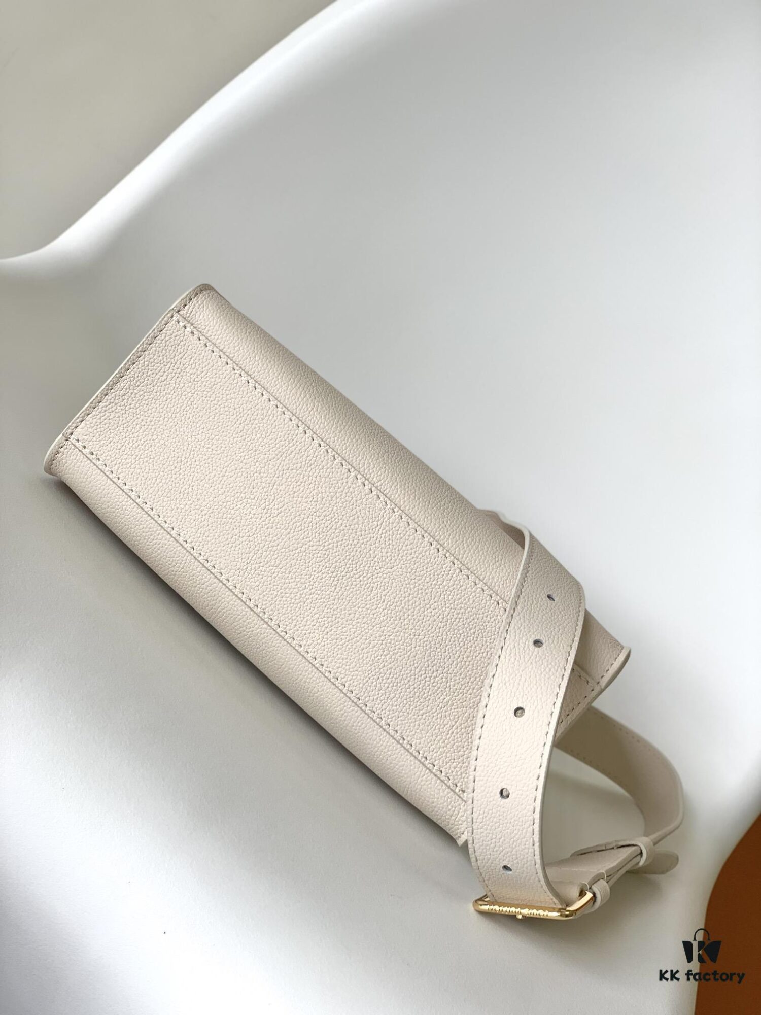 M23437 Beige M22311 Black M23637 Off-White Top-Quality Original Order This Lock & Go Handbag Conveys Fashion Trends with Stylish Design and Exquisite Details