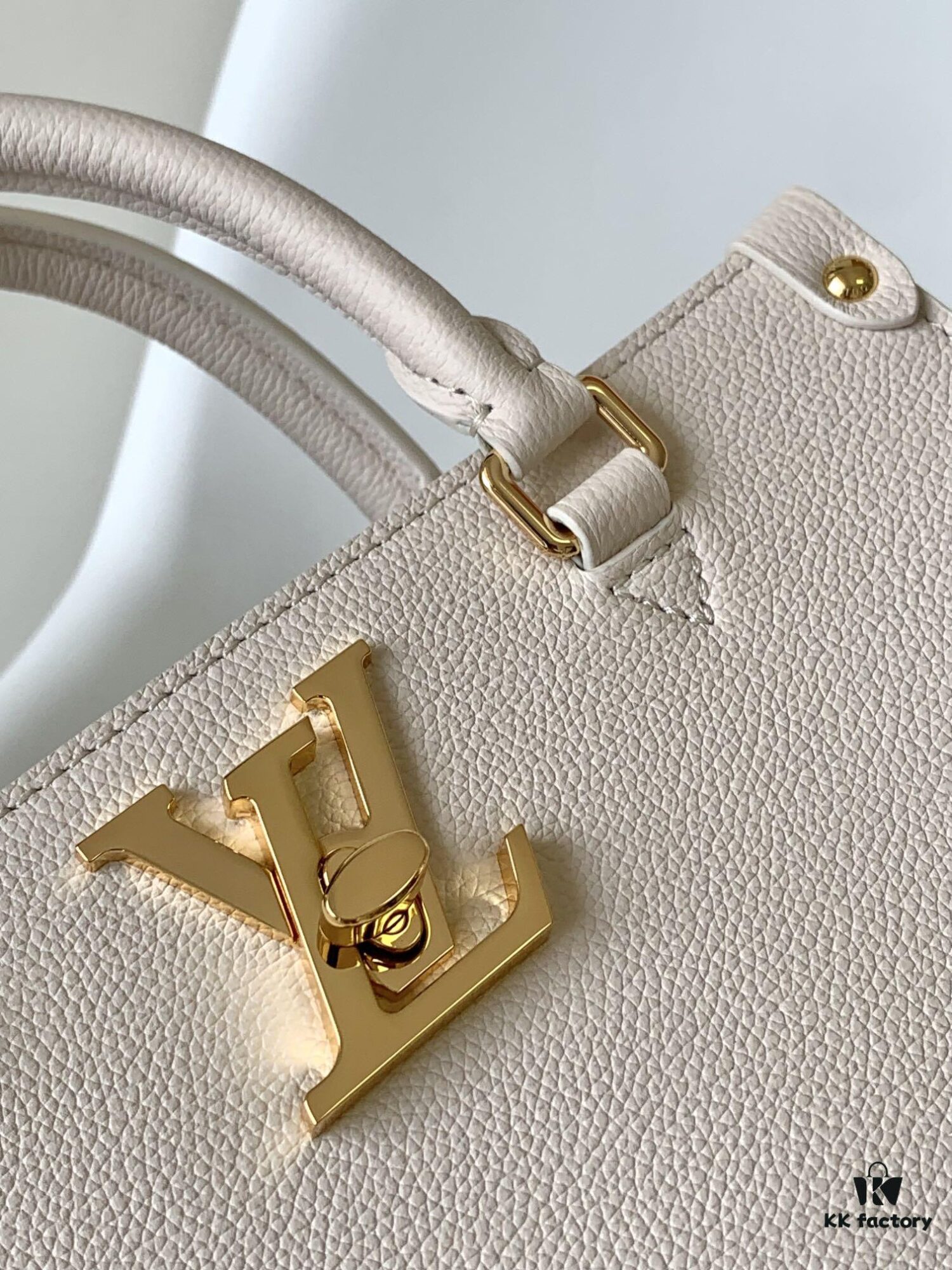 M23437 Beige M22311 Black M23637 Off-White Top-Quality Original Order This Lock & Go Handbag Conveys Fashion Trends with Stylish Design and Exquisite Details
