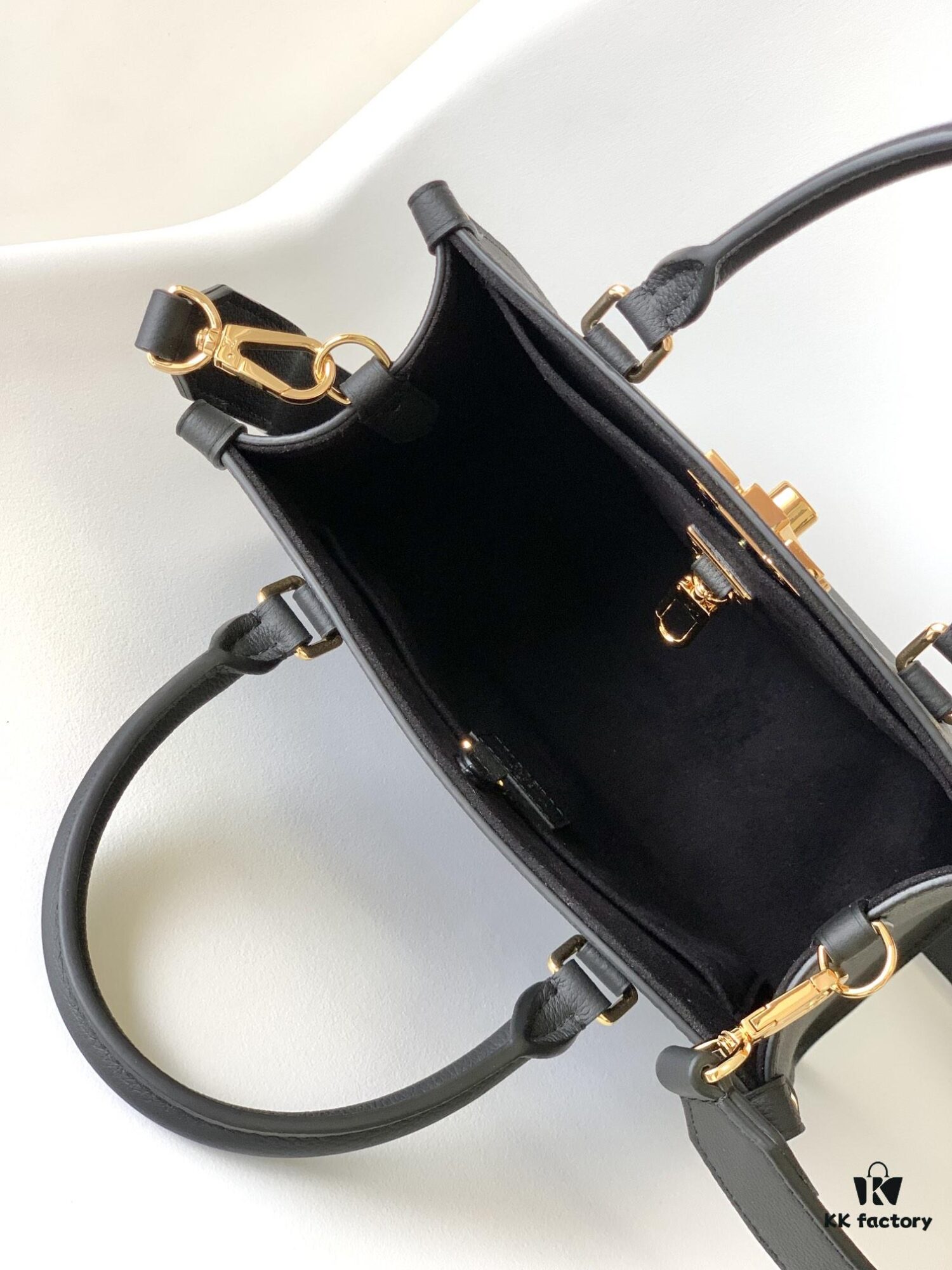 M23437 Beige M22311 Black M23637 Off-White Top Quality Original Order This Lock & Go Bag Conveys Fashion Style with Stylish Design and Exquisite Details