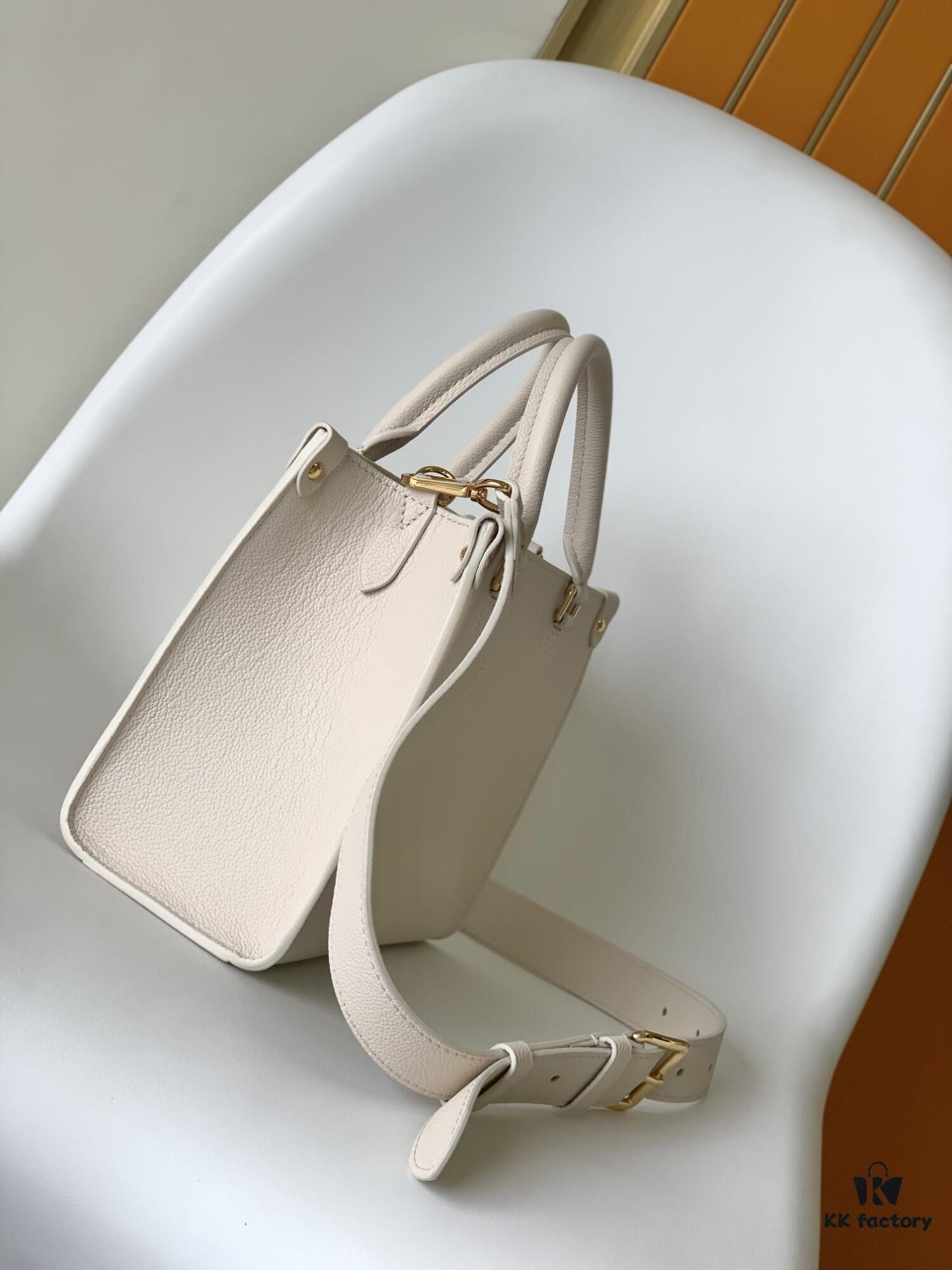 M23437 Beige M22311 Black M23637 Off-White Top-Quality Original Order This Lock & Go Handbag Conveys Fashion Trends with Stylish Design and Exquisite Details