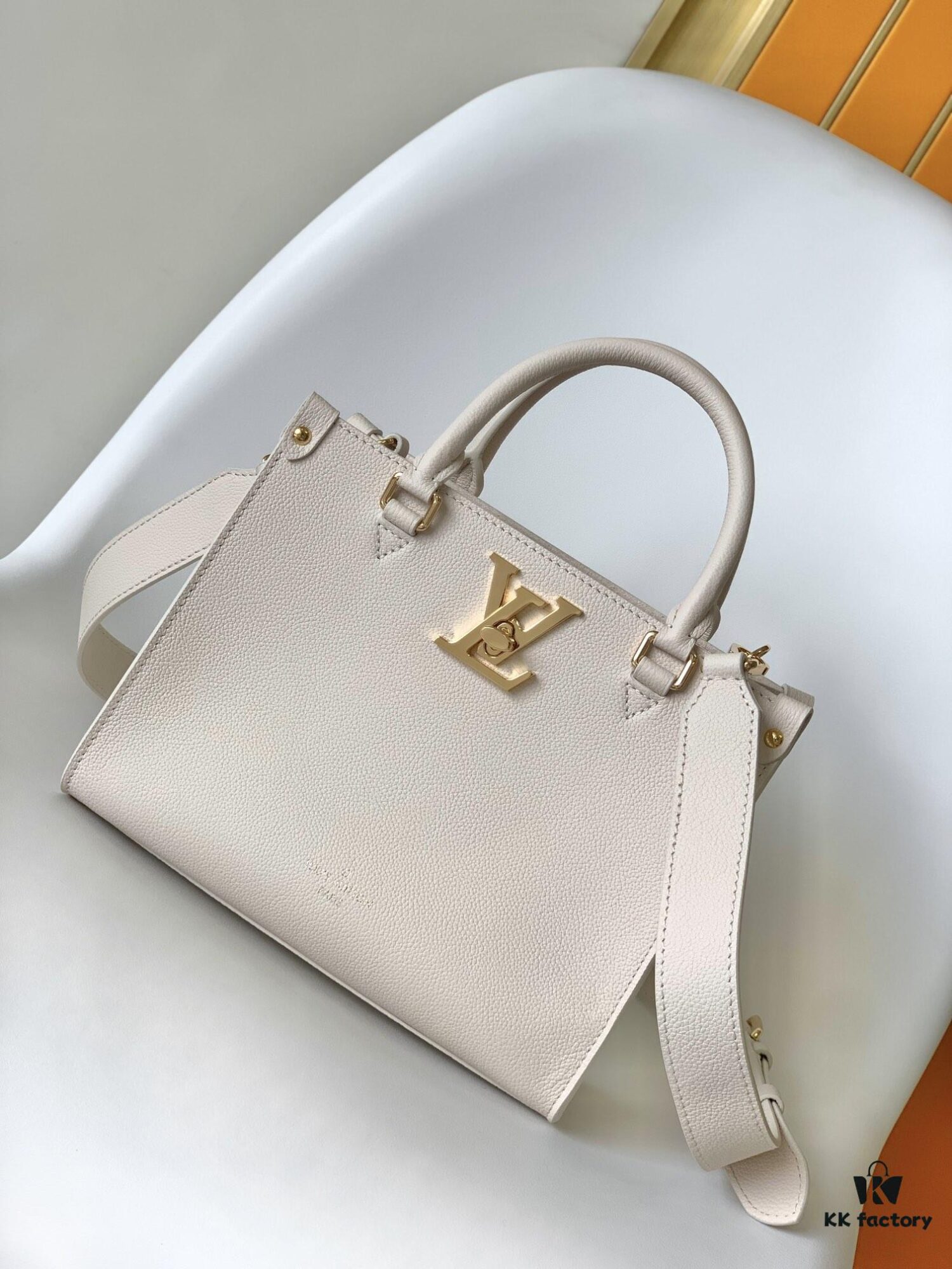 M23437 Beige M22311 Black M23637 Off-White Top-Quality Original Order This Lock & Go Handbag Conveys Fashion Trends with Stylish Design and Exquisite Details