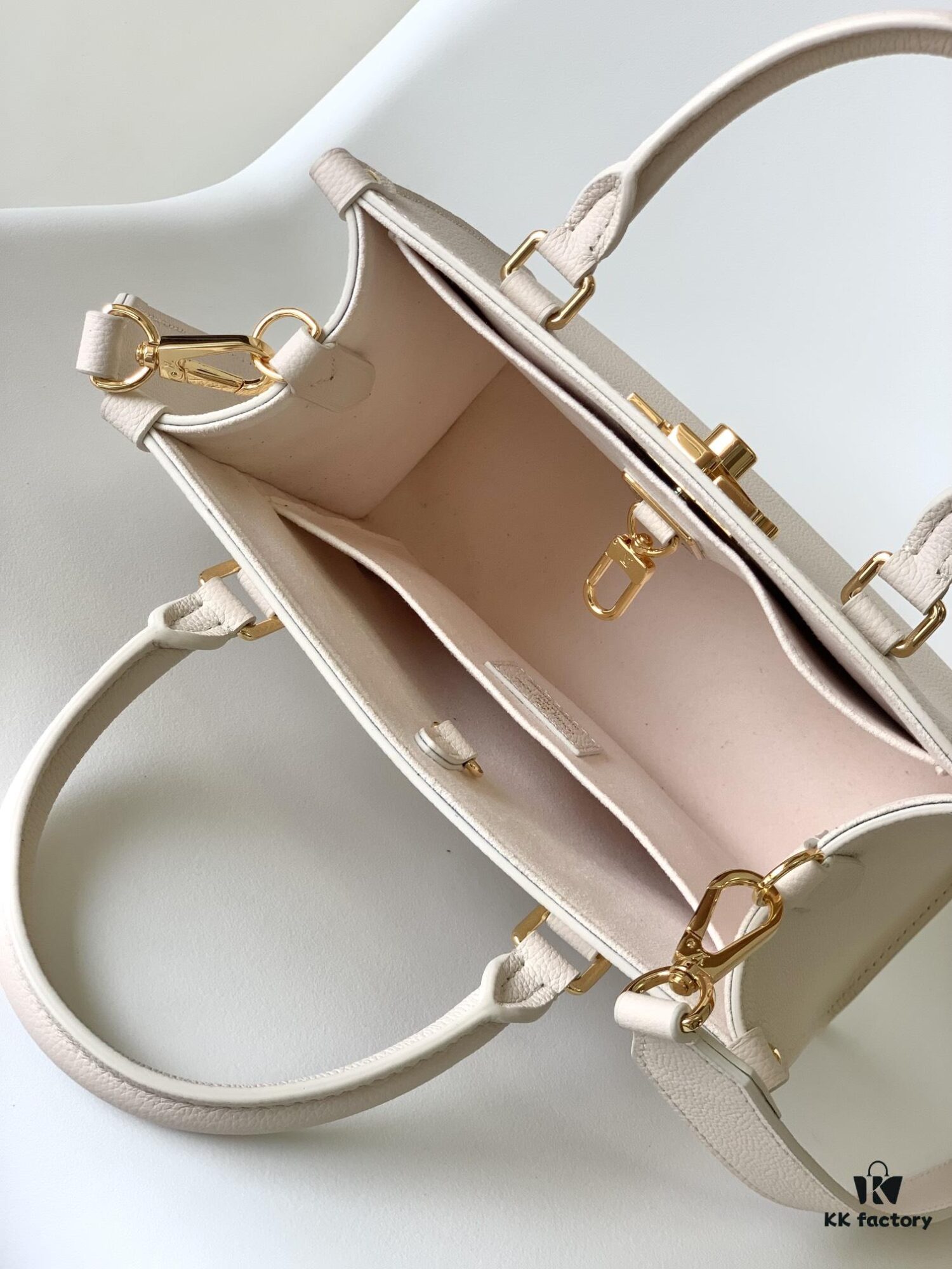 M23437 Beige M22311 Black M23637 Off-White Top-Quality Original Order This Lock & Go Handbag Conveys Fashion Trends with Stylish Design and Exquisite Details