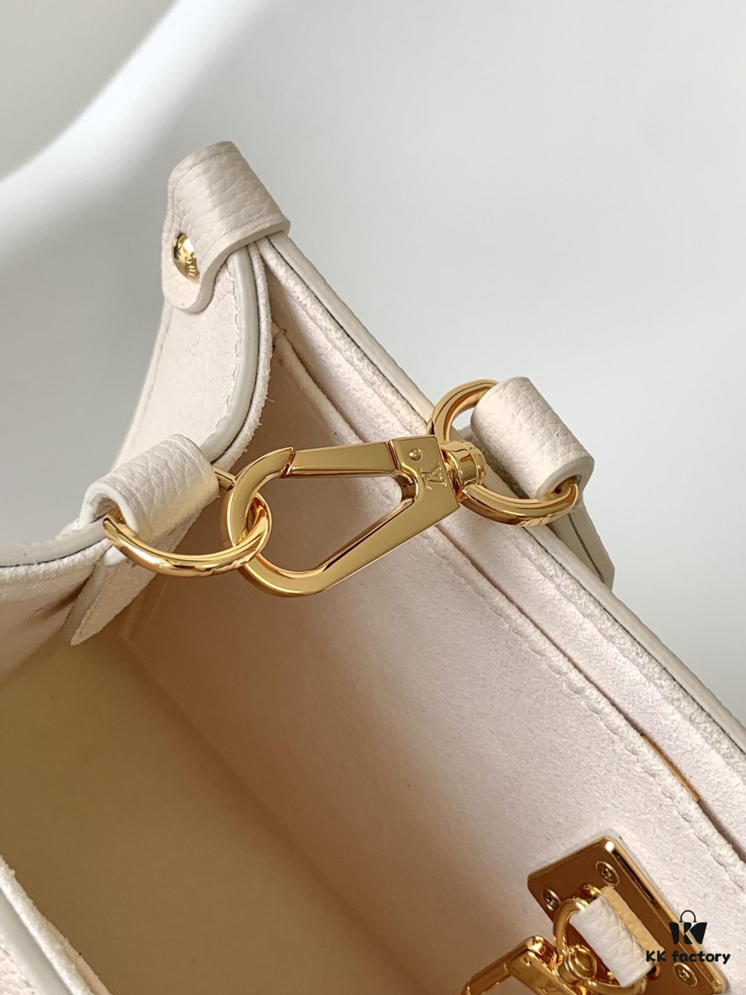 M23437 Beige M22311 Black M23637 Off-White Top-Quality Original Order This Lock & Go Handbag Conveys Fashion Trends with Stylish Design and Exquisite Details