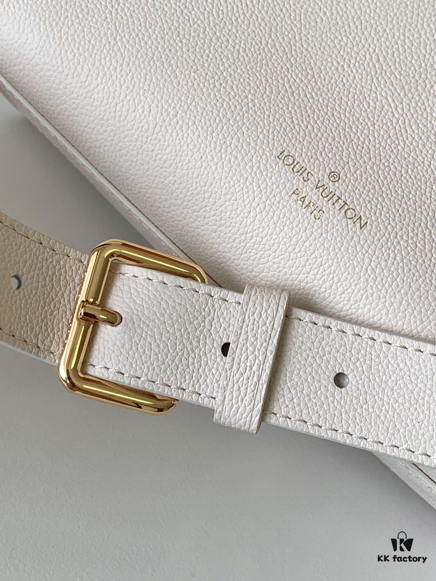 M23437 Beige M22311 Black M23637 Off-White Top-Quality Original Order This Lock & Go Handbag Conveys Fashion Trends with Stylish Design and Exquisite Details