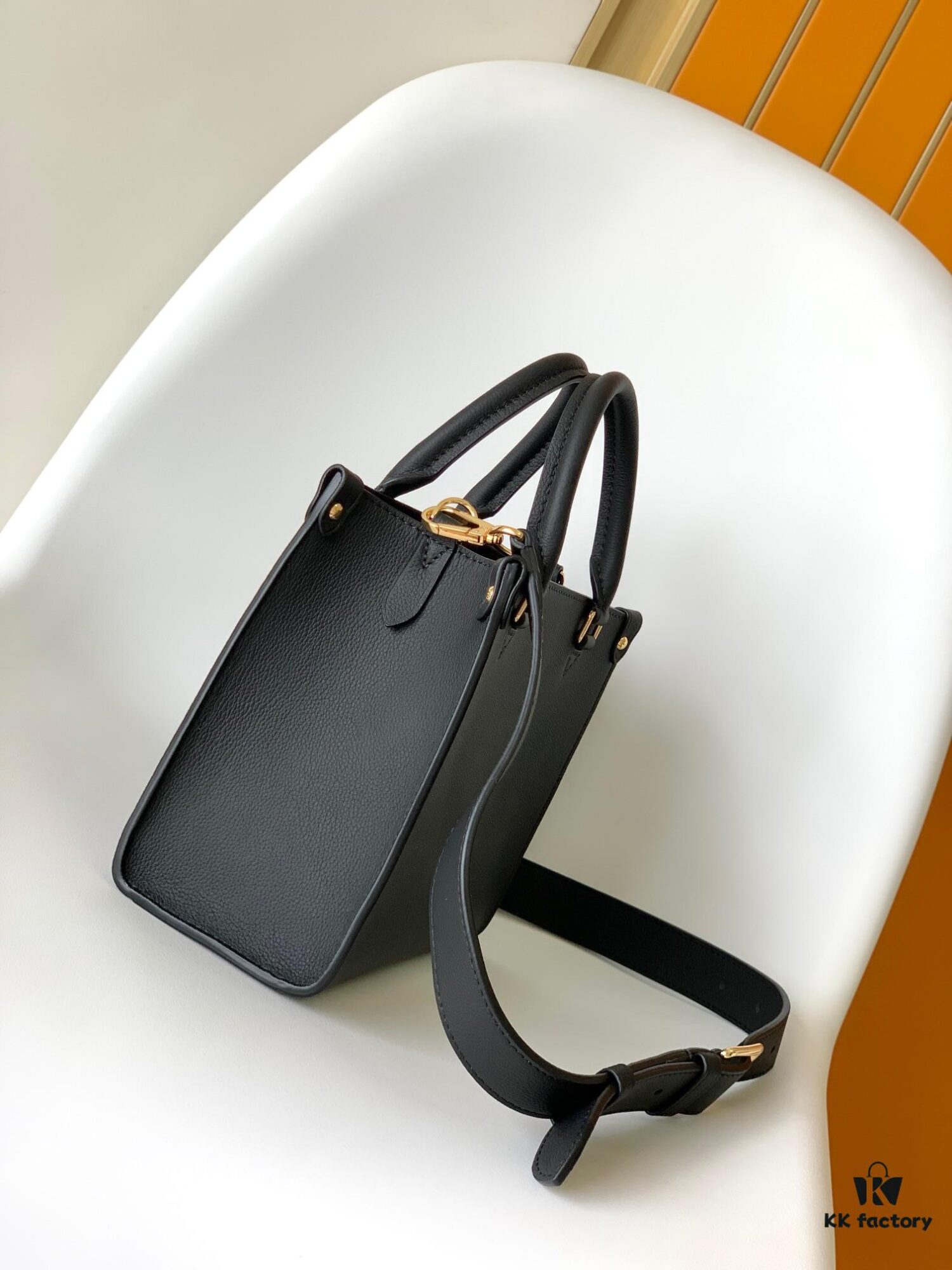 M23437 Beige M22311 Black M23637 Off-White Top Quality Original Order This Lock & Go Bag Conveys Fashion Style with Stylish Design and Exquisite Details