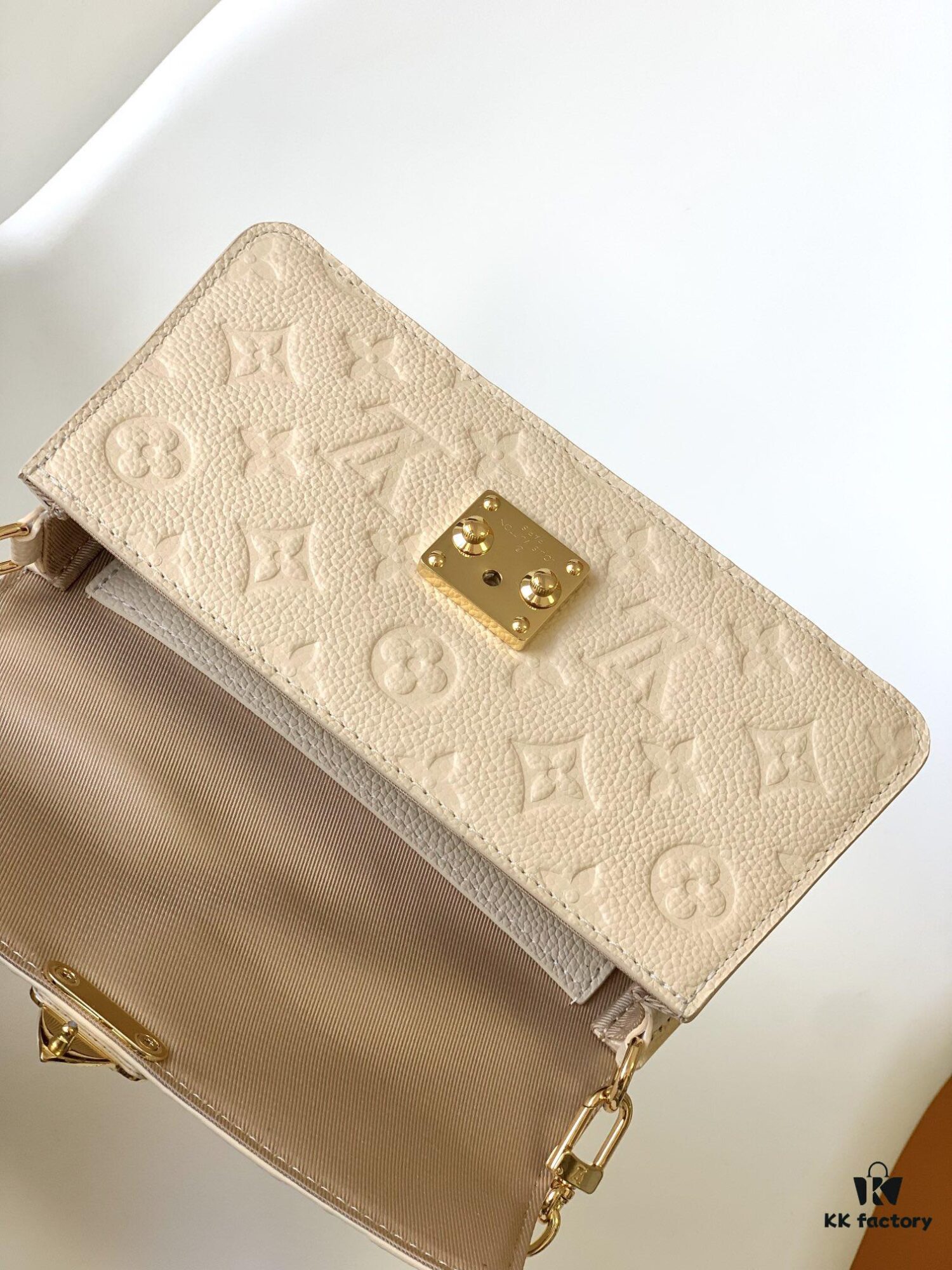 Wallet On Chain Metis Chain Bag in Grainy Mjs Monogram Empreinte Leather, Black M82637 and White M82836