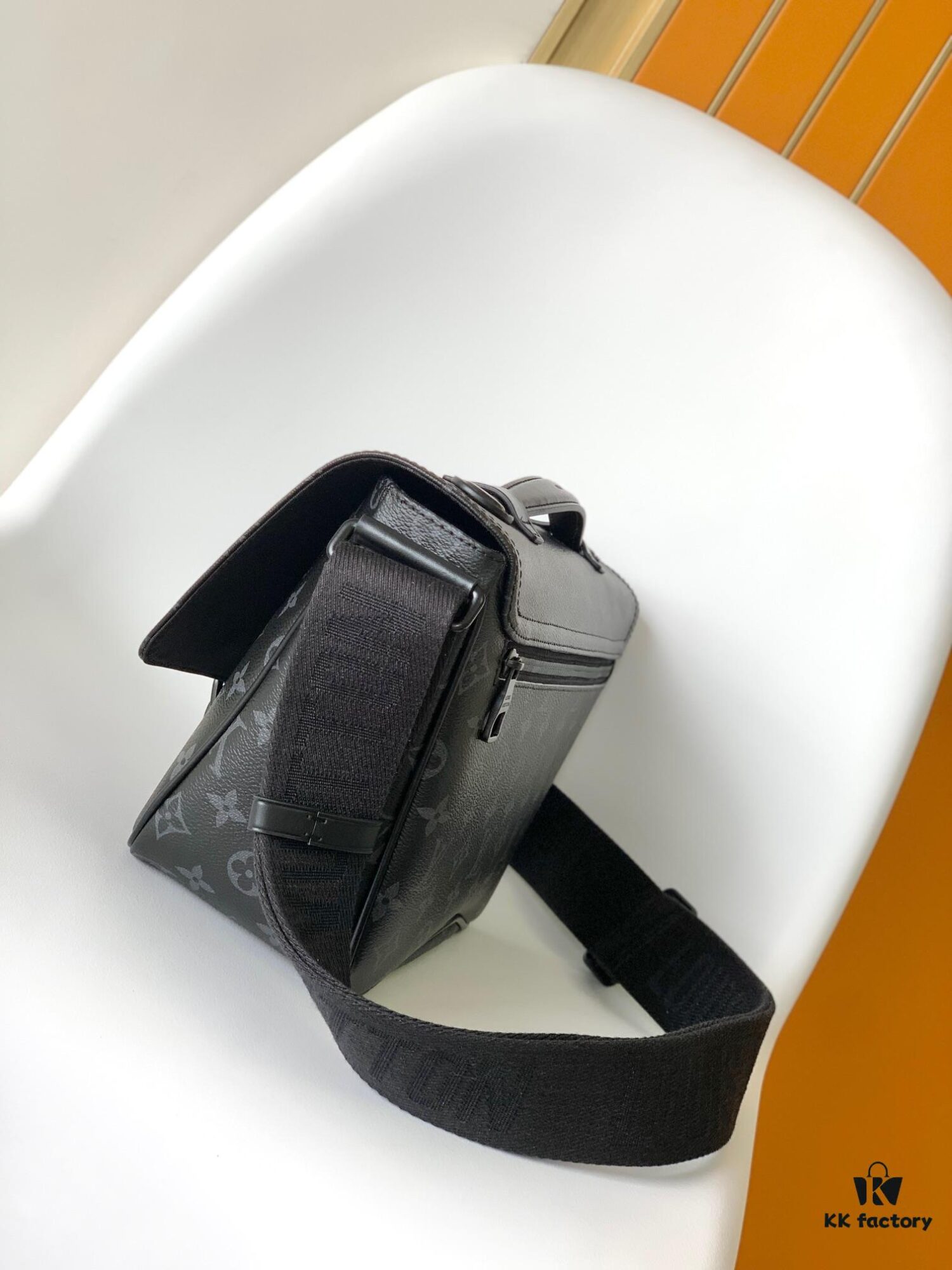 69305da0f09edb6de4c4ffdf Top Quality Original Order M46685 Black Flower Men's Mailbag Montsouris Messenger Bag