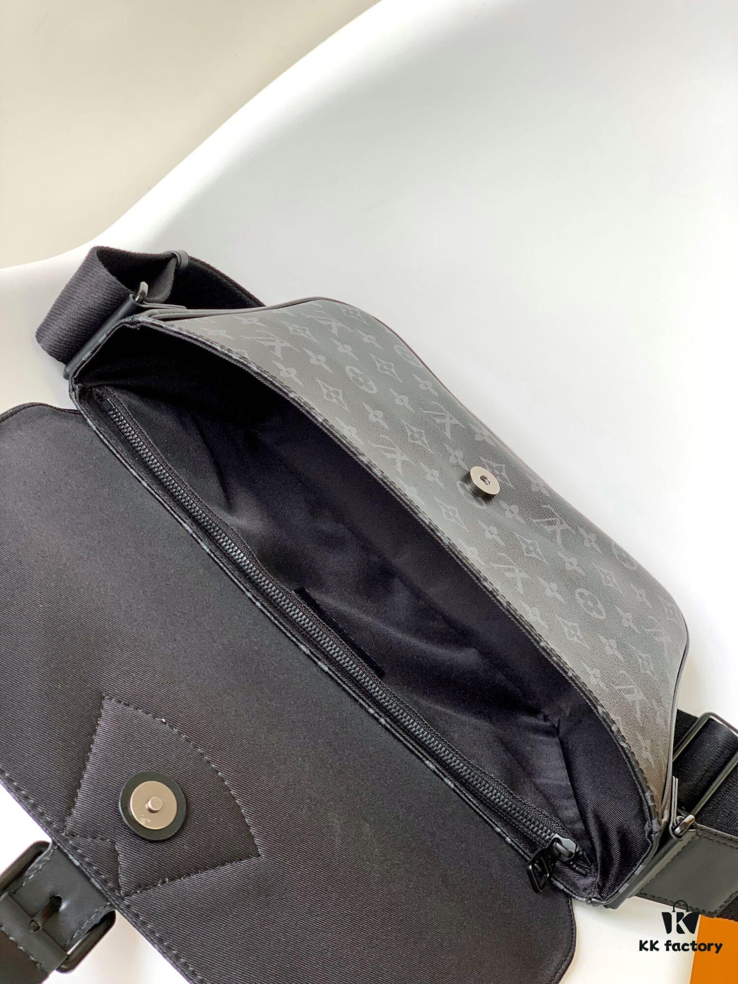 69305da4f09edb6de4c4ffe5 Top Quality Original Order M46685 Black Flower Men's Mailbag Montsouris Messenger Bag