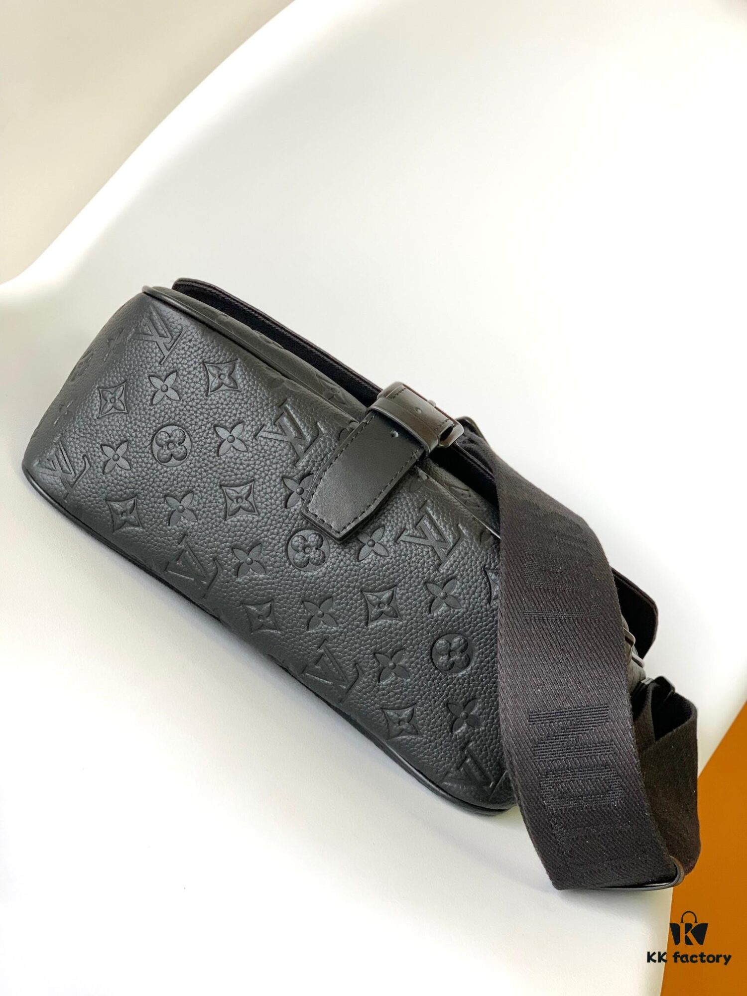 69305da6f09edb6de4c4ffe9 Top Quality Original Order M46685 Embossed M46685 Black Flower Men's Mailbag Montsouris Messenger Bag