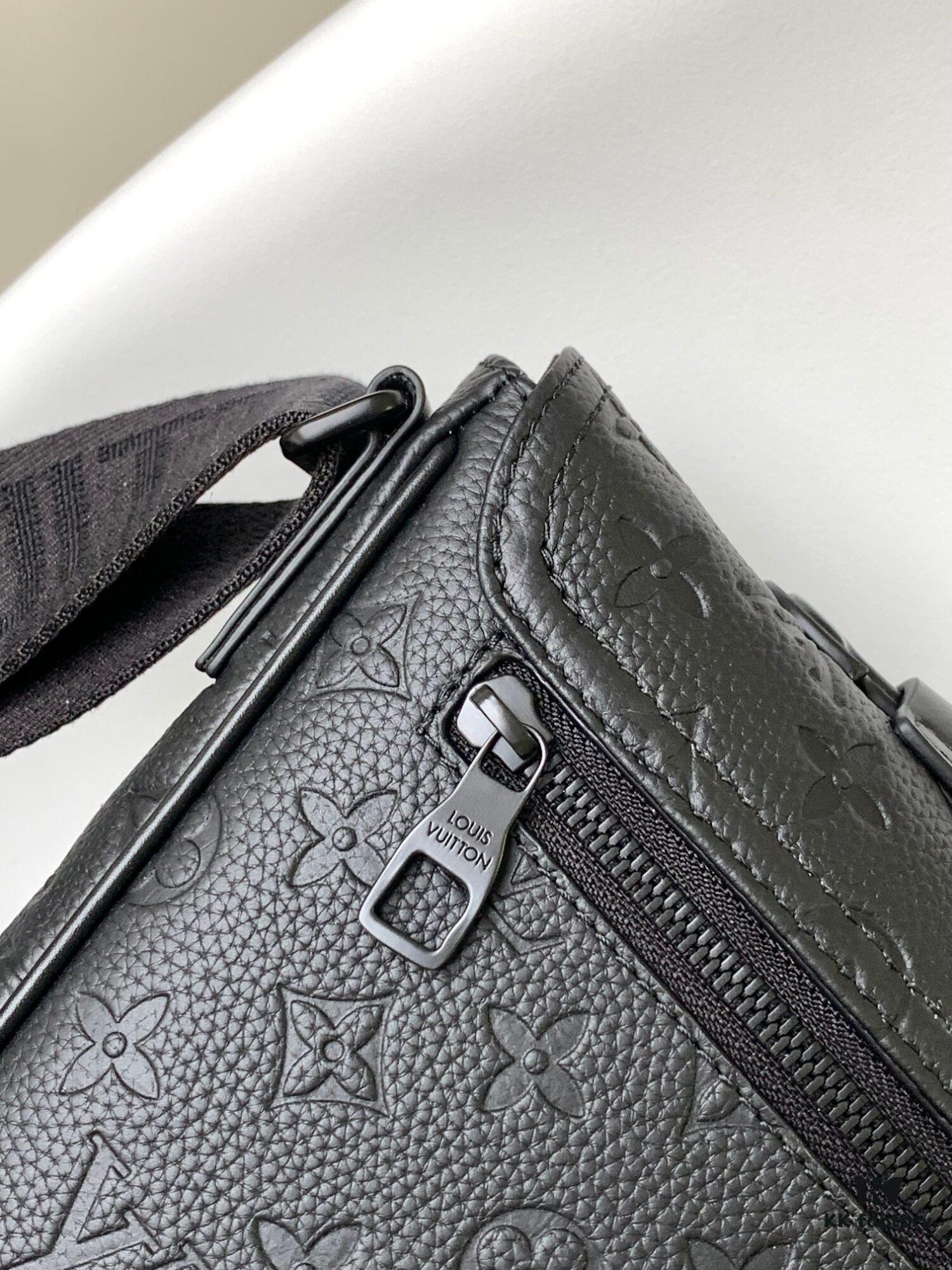 69305da9f09edb6de4c4ffed Top Quality Original Order M46685 Embossed M46685 Black Flower Men's Mailbag Montsouris Messenger Bag