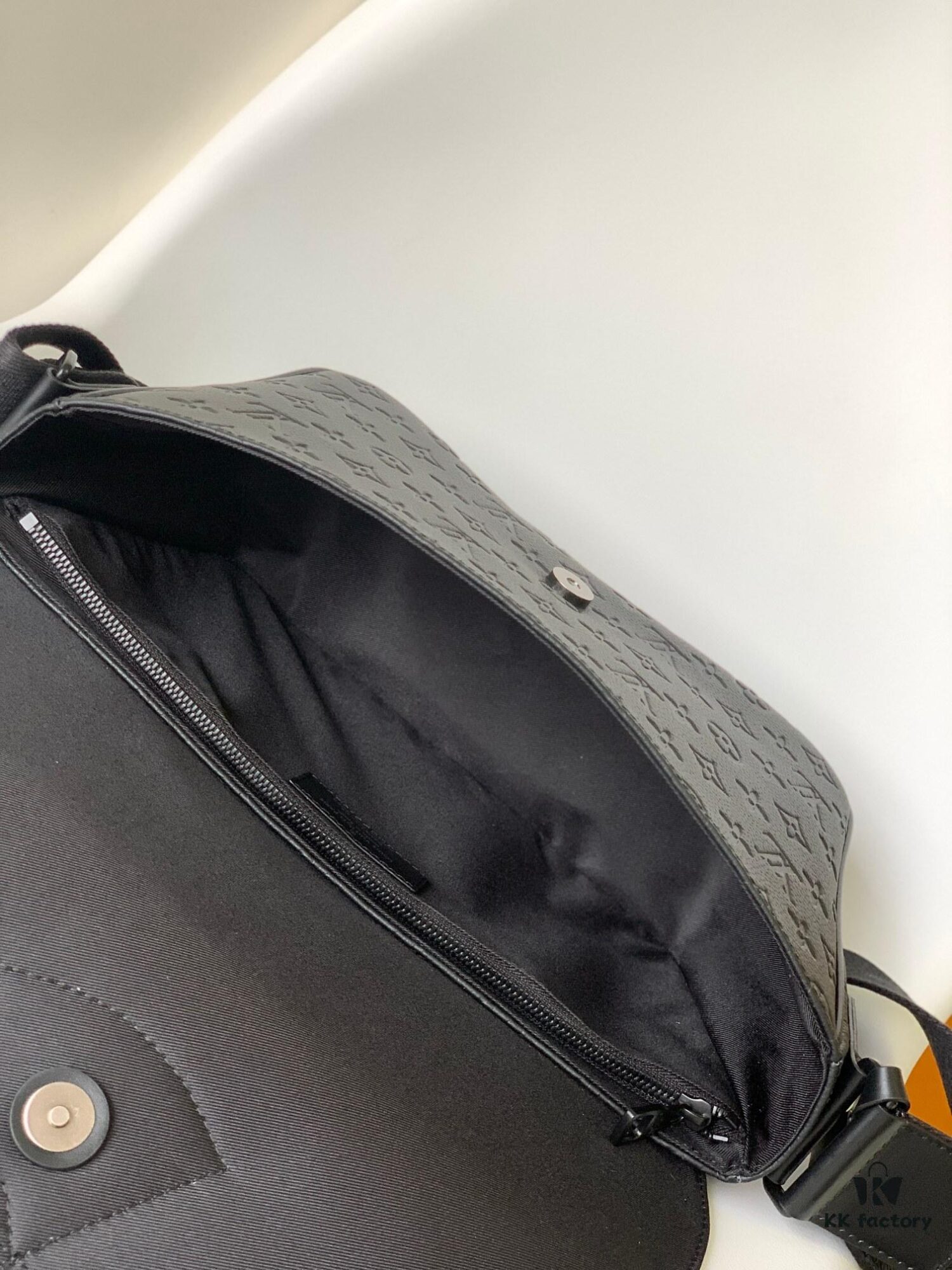 69305dabf09edb6de4c4fff1 Top Quality Original Order M46685 Embossed M46685 Black Flower Men's Mailbag Montsouris Messenger Bag