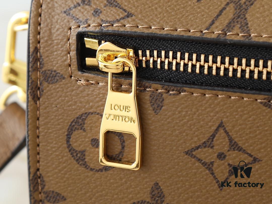 M46279 East West Métis Small Messenger Bag