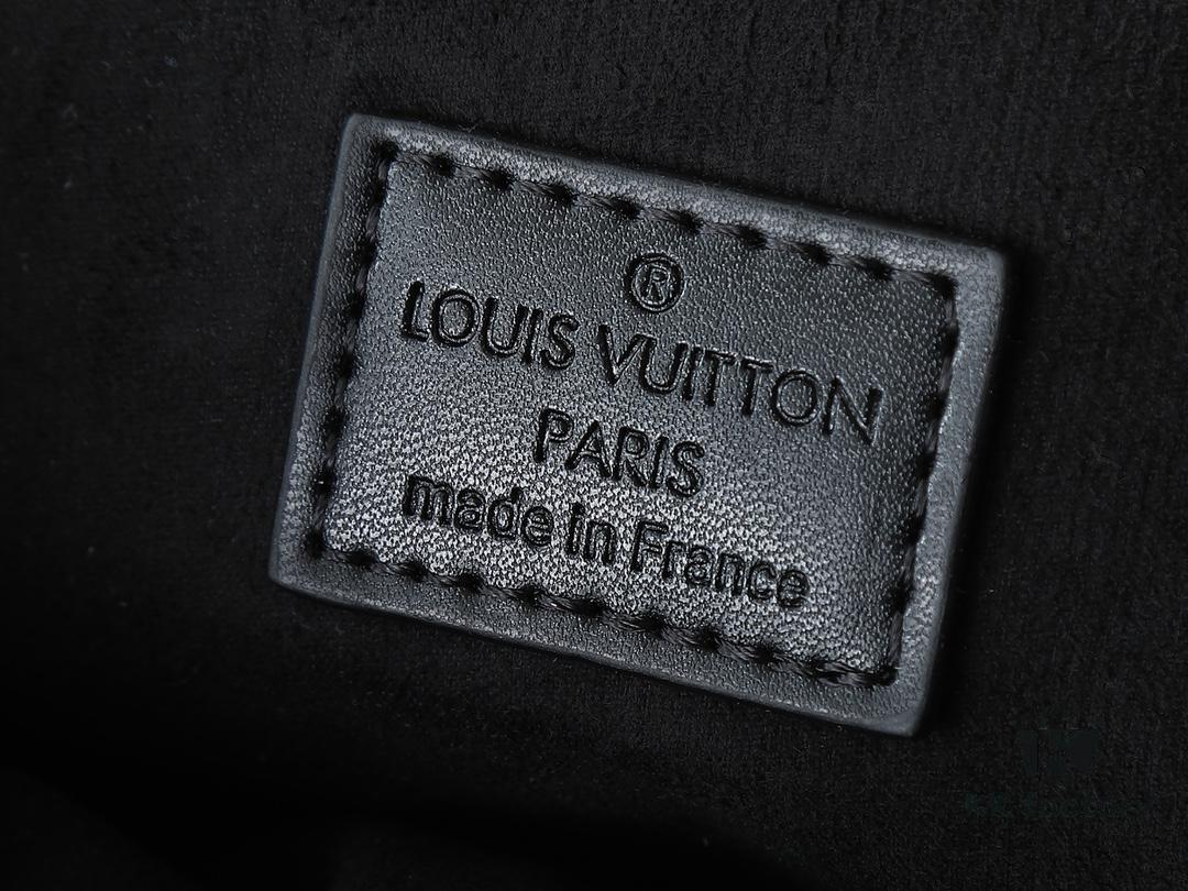 M46279 East West Métis Small Messenger Bag