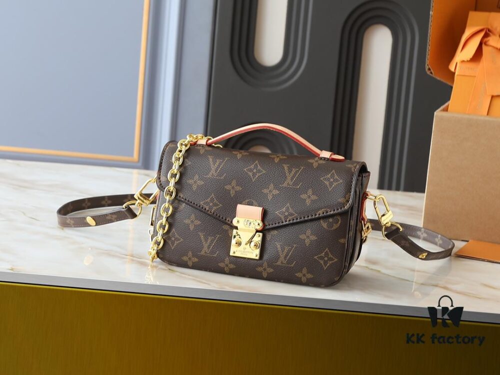 M46279 East West Métis Small Messenger Bag