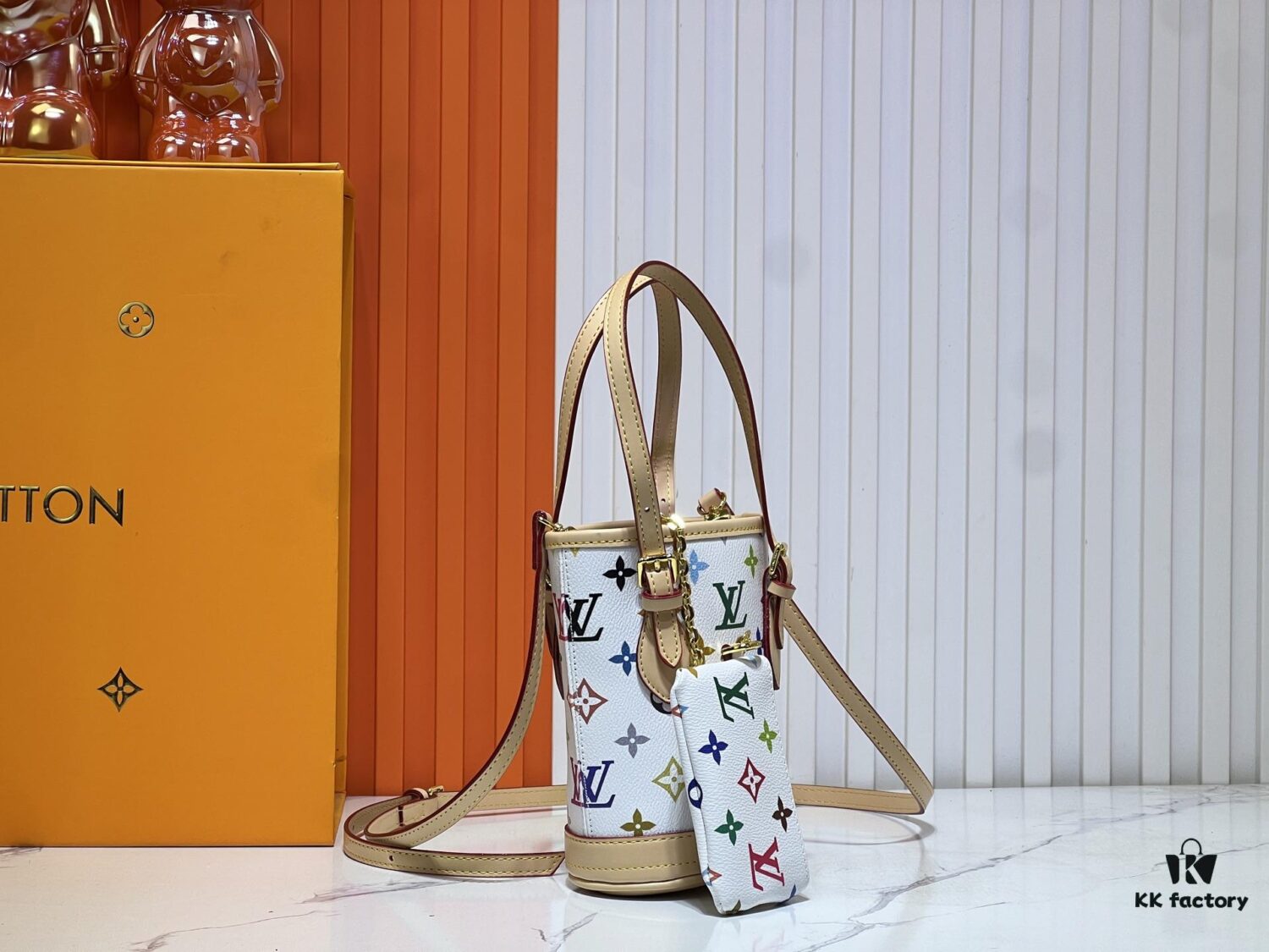 M81489 M13619 Lv➰ Longshang Village White Tricolor Upgrade Nano Bucket Bag