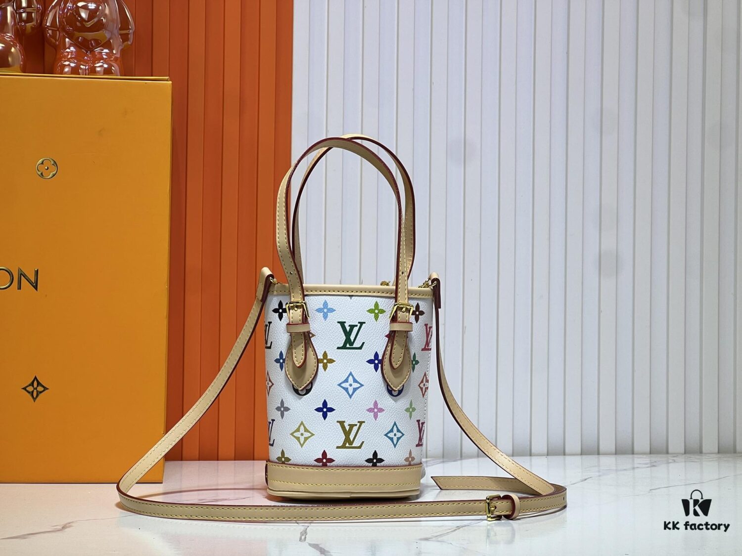 M81489 M13619 Lv➰ Longshang Village White Tricolor Upgrade Nano Bucket Bag