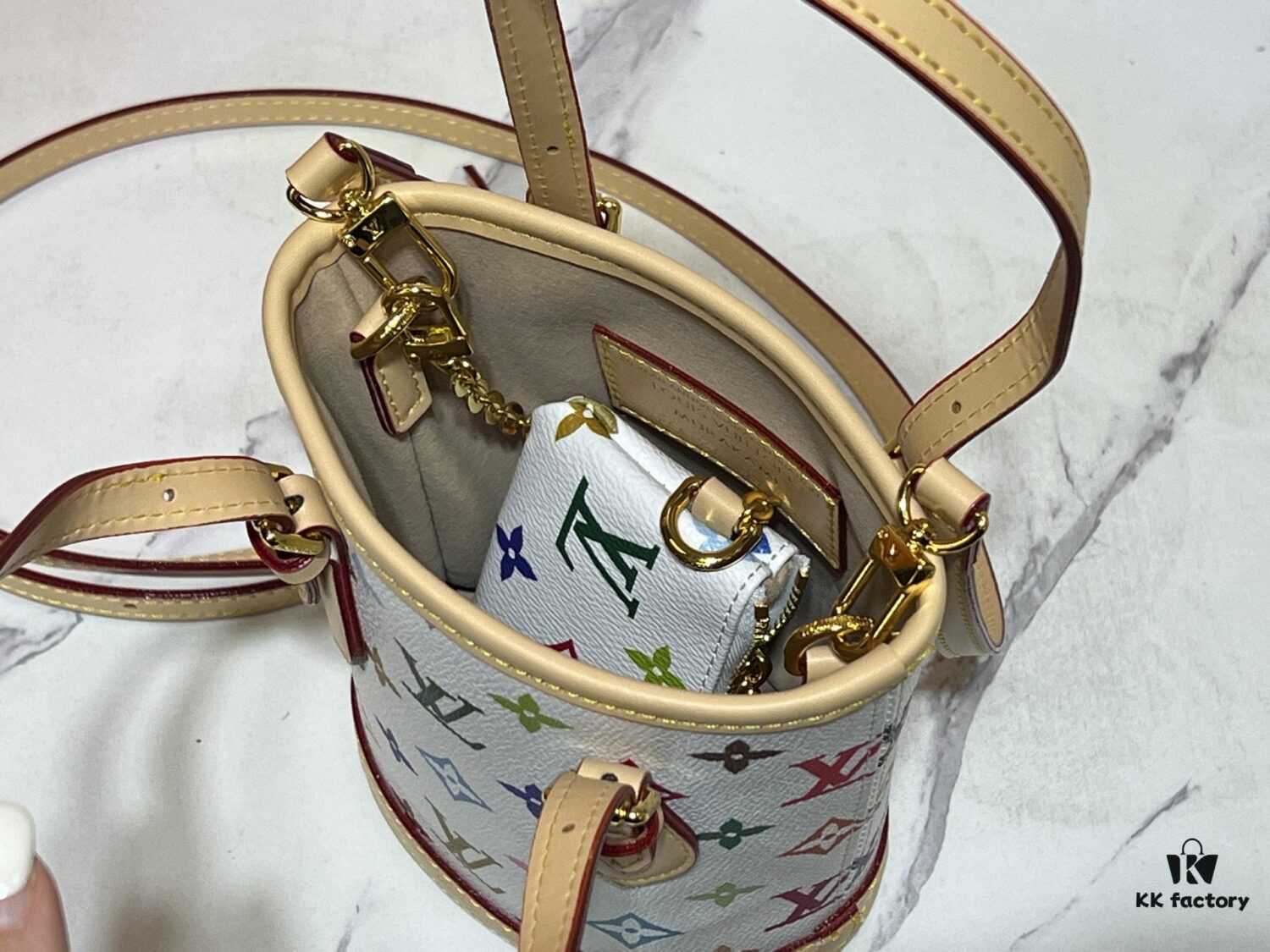 M81489 M13619 Lv➰ Longshang Village White Tricolor Upgrade Nano Bucket Bag