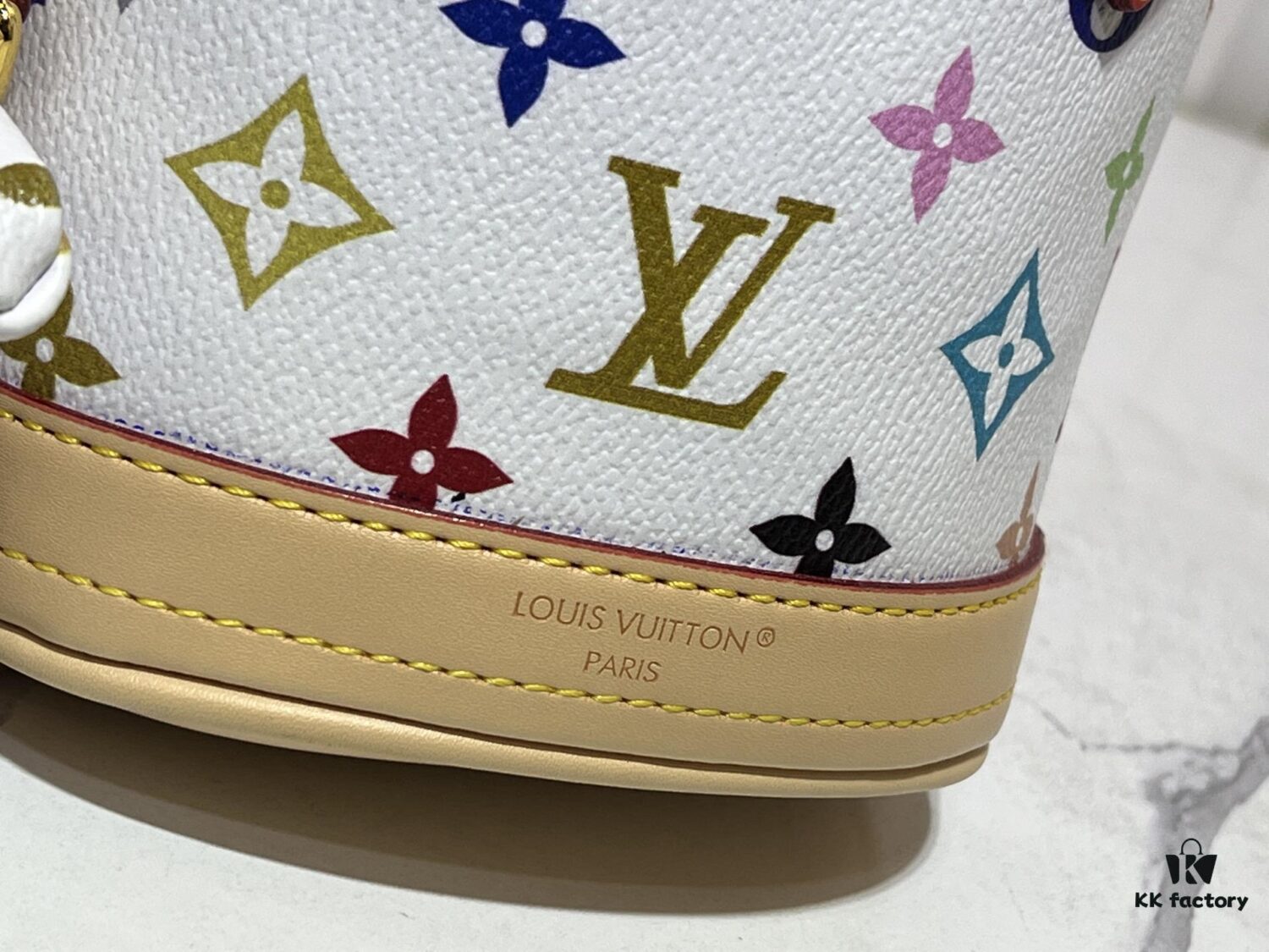 M81489 M13619 Lv➰ Longshang Village White Tricolor Upgrade Nano Bucket Bag