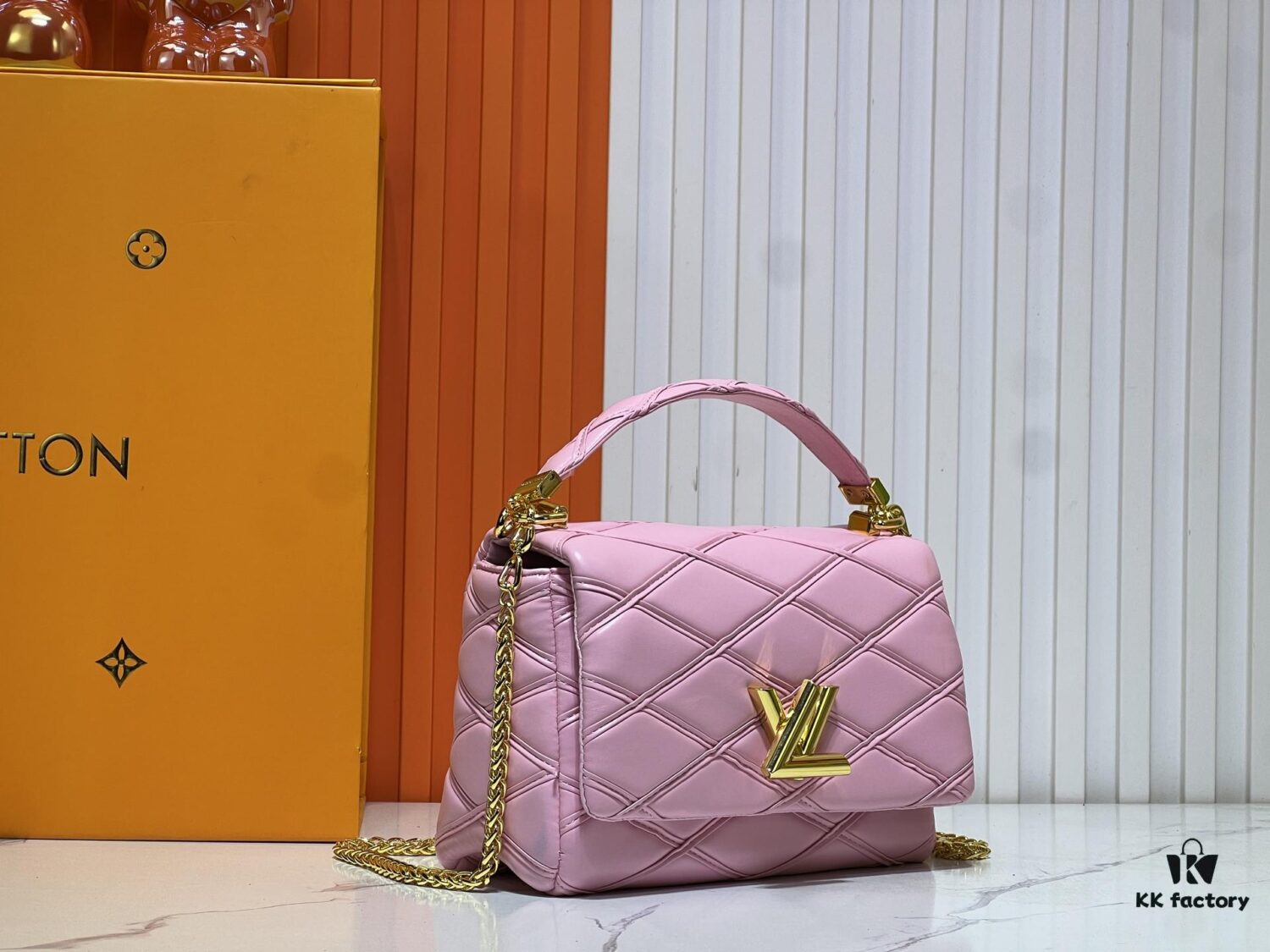 M23689 M22891 Nicolas Ghesquière infuses the GO-14 Medium Handbag with innovative craftsmanship, featuring quilted lambskin meticulously treated to achieve a baked finish, showcasing avant-garde elegance. The LV Twist lock highlights the brand's signature style, while the top handle and adjustable chain strap are both detachable, offering versatile carrying options. Dimensions: 23X16X10