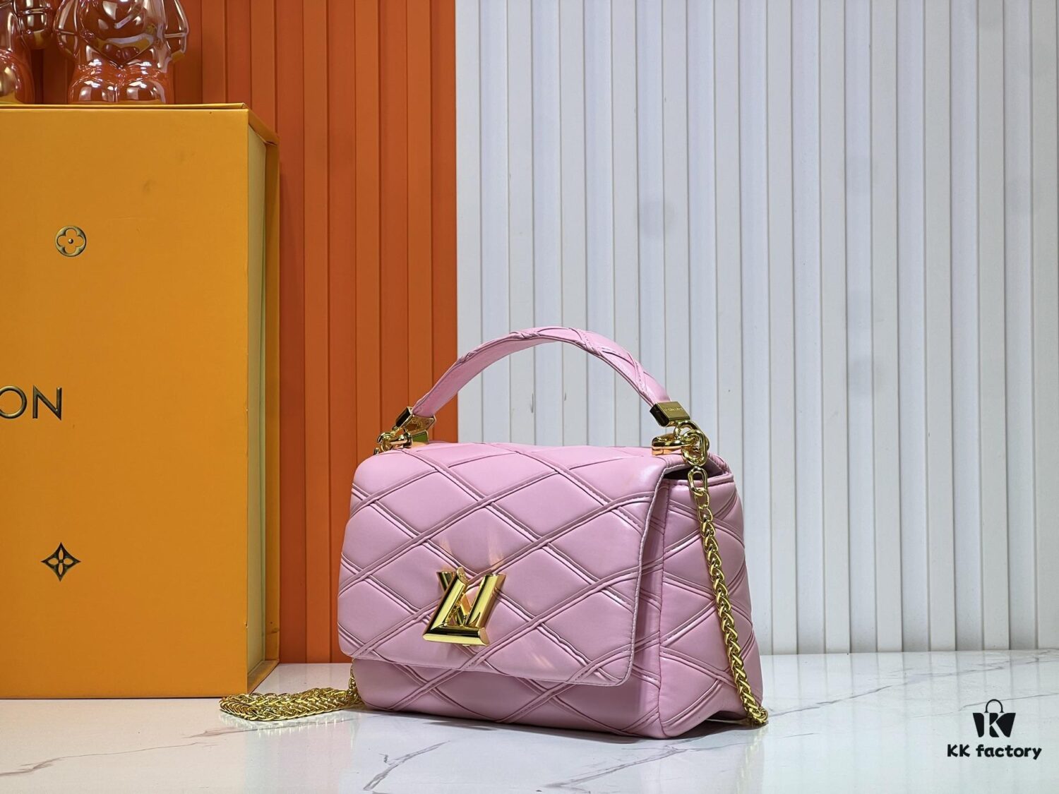 M23689 M22891 Nicolas Ghesquière infuses the GO-14 Medium Handbag with innovative craftsmanship, featuring quilted lambskin meticulously treated to achieve a baked finish, showcasing avant-garde elegance. The LV Twist lock highlights the brand's signature style, while the top handle and adjustable chain strap are both detachable, offering versatile carrying options. Dimensions: 23X16X10