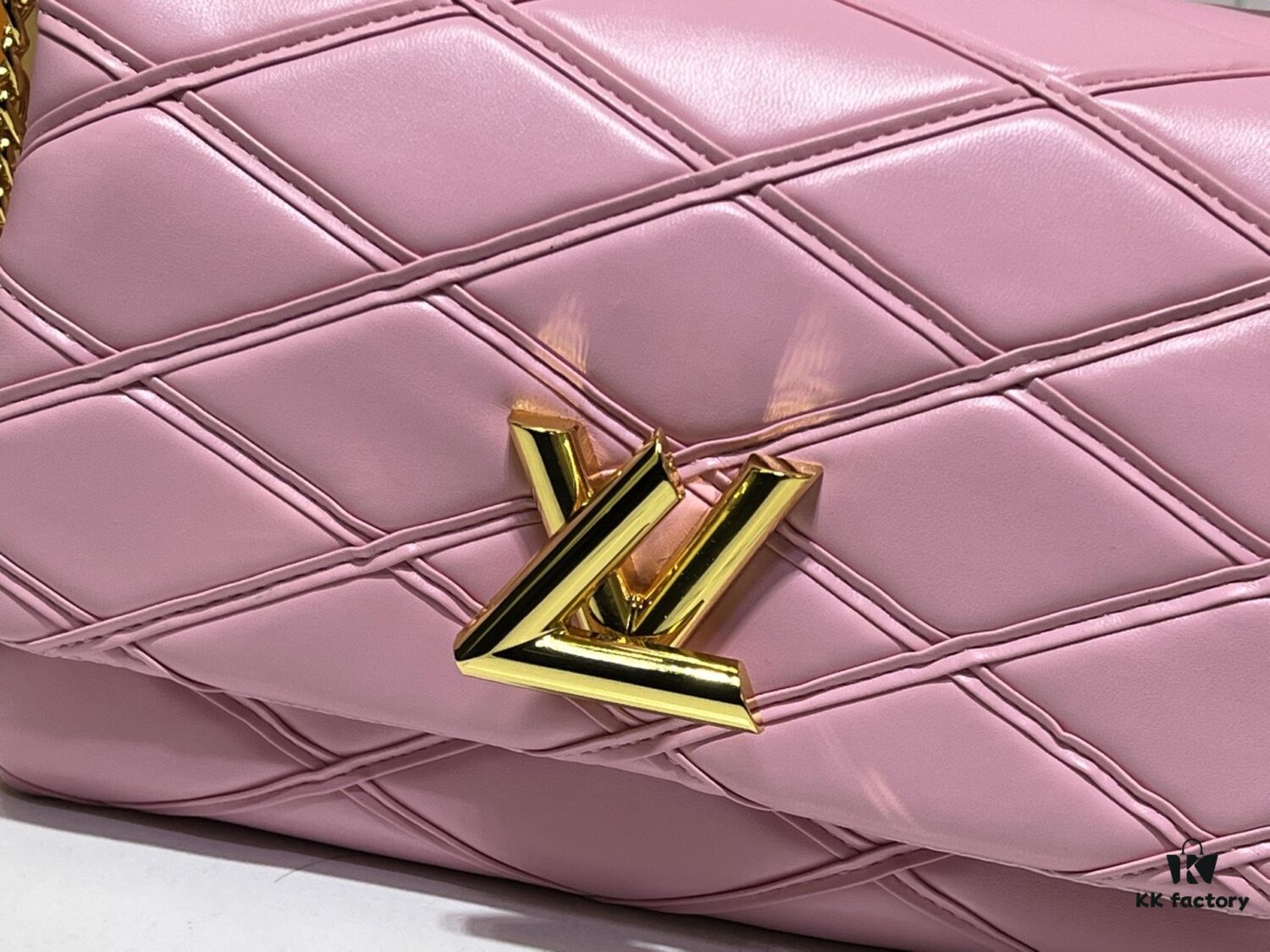 M23689 M22891 Nicolas Ghesquière infuses the GO-14 Medium Handbag with innovative craftsmanship, featuring quilted lambskin meticulously treated to achieve a baked finish, showcasing avant-garde elegance. The LV Twist lock highlights the brand's signature style, while the top handle and adjustable chain strap are both detachable, offering versatile carrying options. Dimensions: 23X16X10