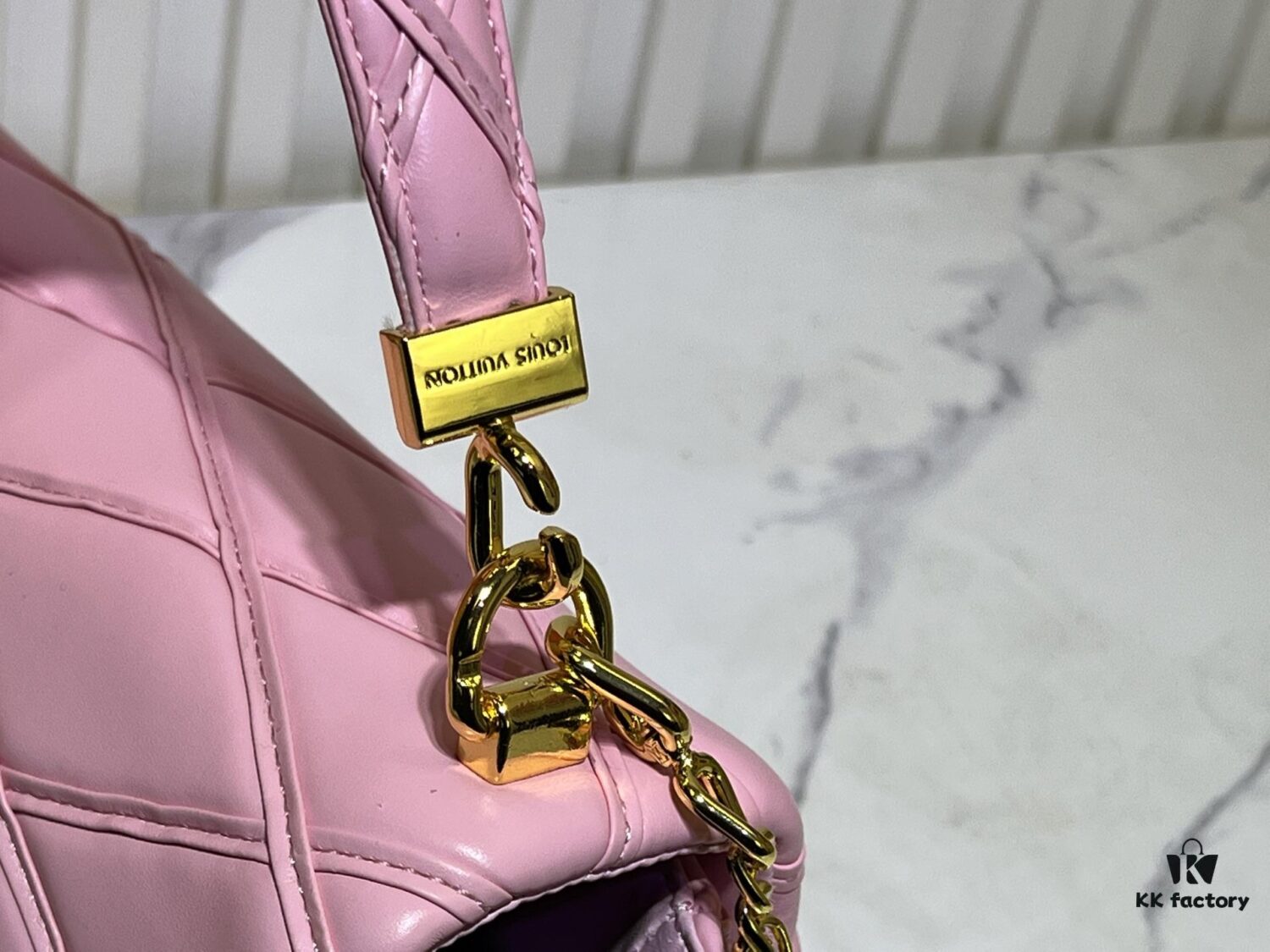 M23689 M22891 Nicolas Ghesquière infuses the GO-14 Medium Handbag with innovative craftsmanship, featuring quilted lambskin meticulously treated to achieve a baked finish, showcasing avant-garde elegance. The LV Twist lock highlights the brand's signature style, while the top handle and adjustable chain strap are both detachable, offering versatile carrying options. Dimensions: 23X16X10